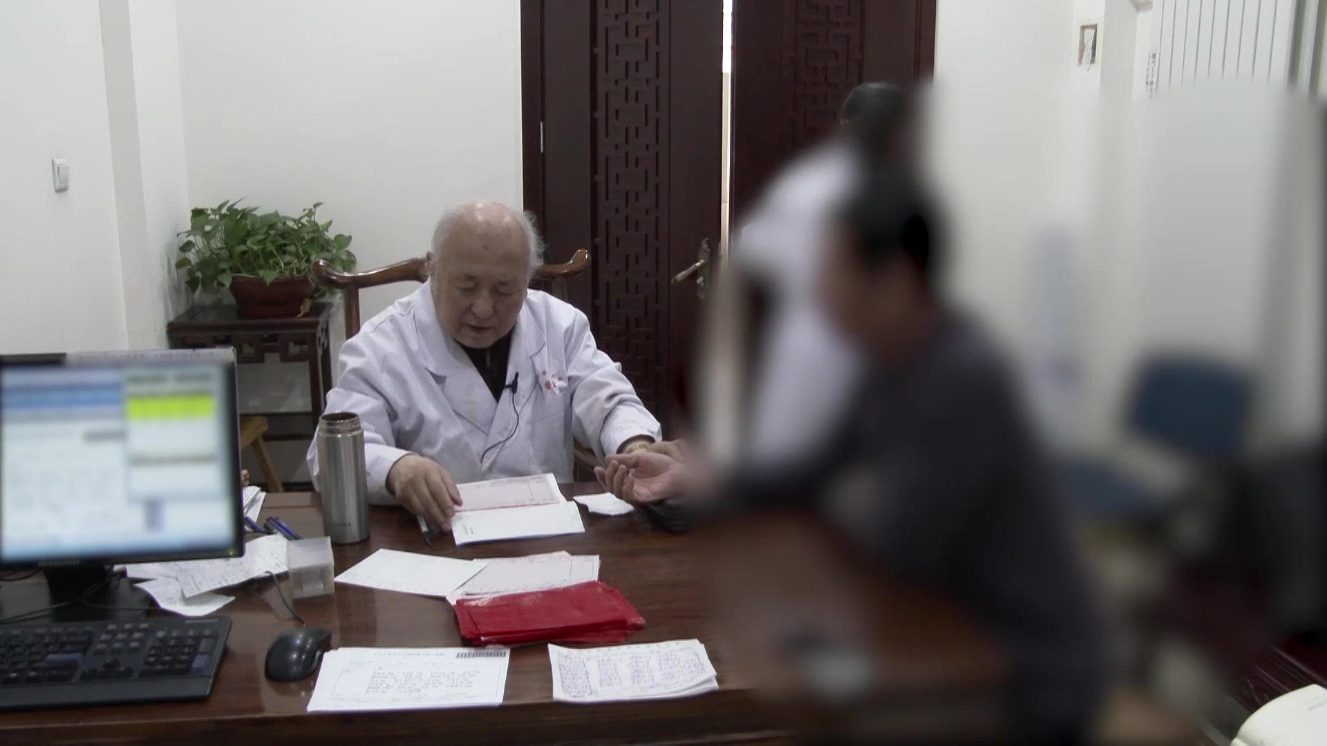 心胃同治法：58岁男性萎缩性胃炎服药后调治与冠状动脉狭窄风险防范