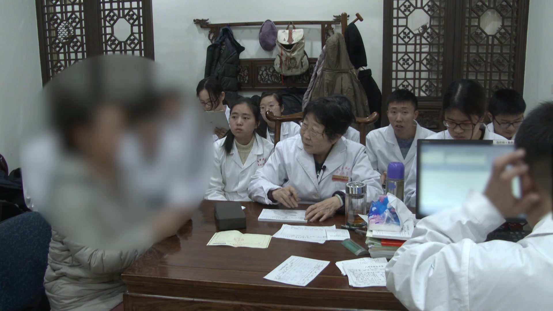 肝郁脾虚夹湿：38岁女性生气脐周痛伴便秘的疏肝健脾法