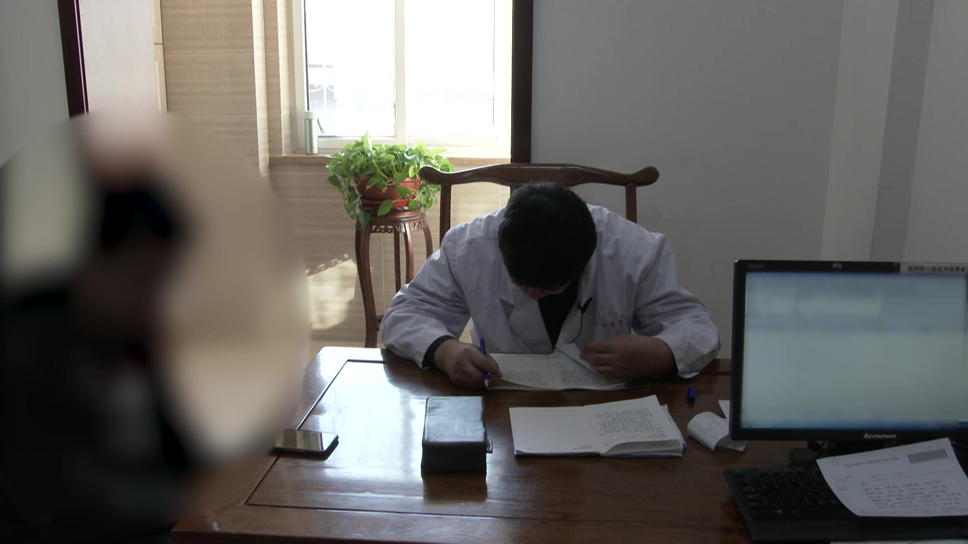 痰热内扰蒙窍扰神：23岁男性双相障碍抑郁发作伴强迫思维的中医辨治