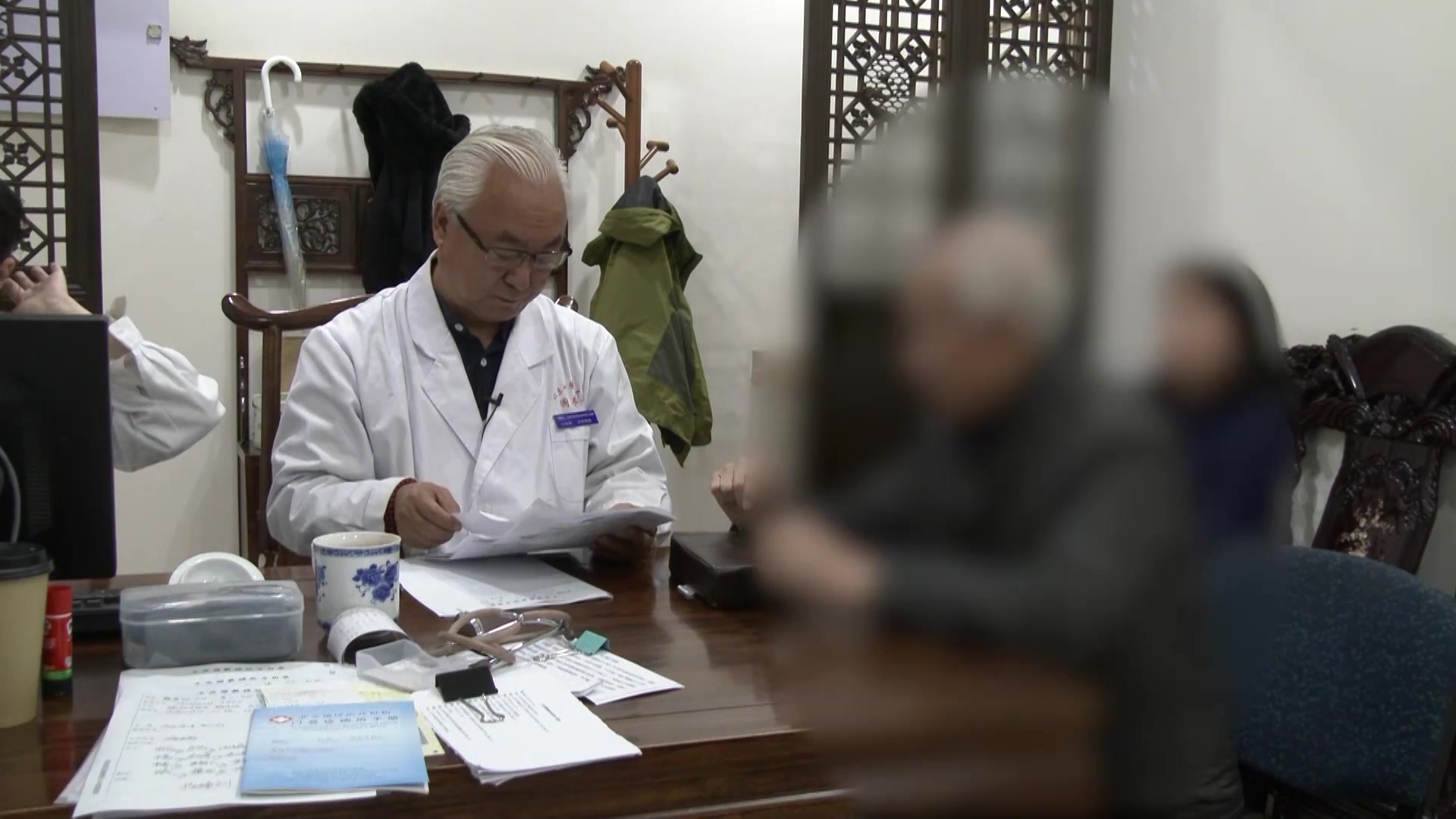 气滞血瘀湿热下注：79岁老人前列腺出血伴尿潴留的中医辨治