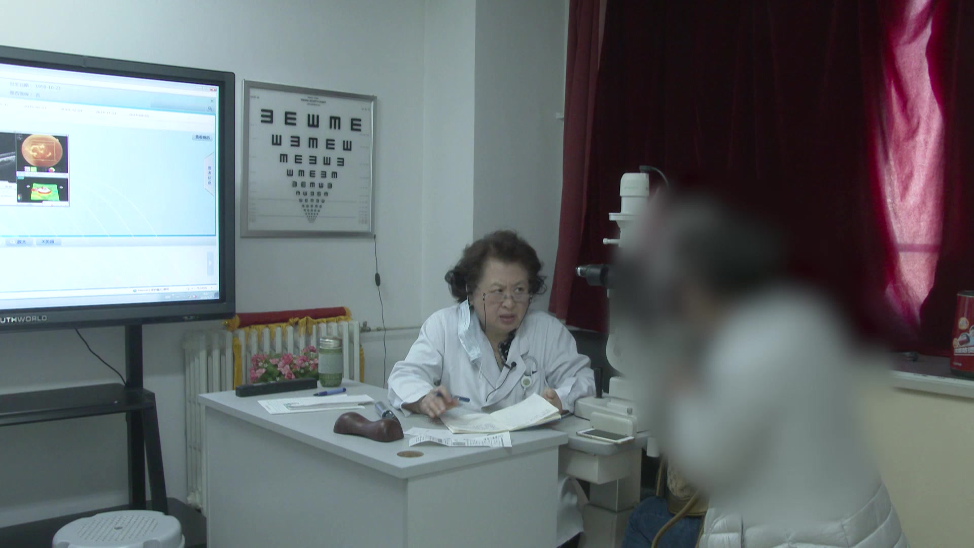 风热夹湿上犯目窍：50岁女性干眼黏痒复发的中药熏眼外治法
