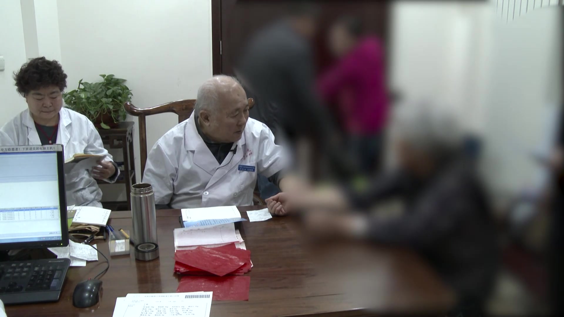 肝肾阴虚肝阳上亢：69岁高血压四肢无力手脚心热的滋阴潜阳益气法