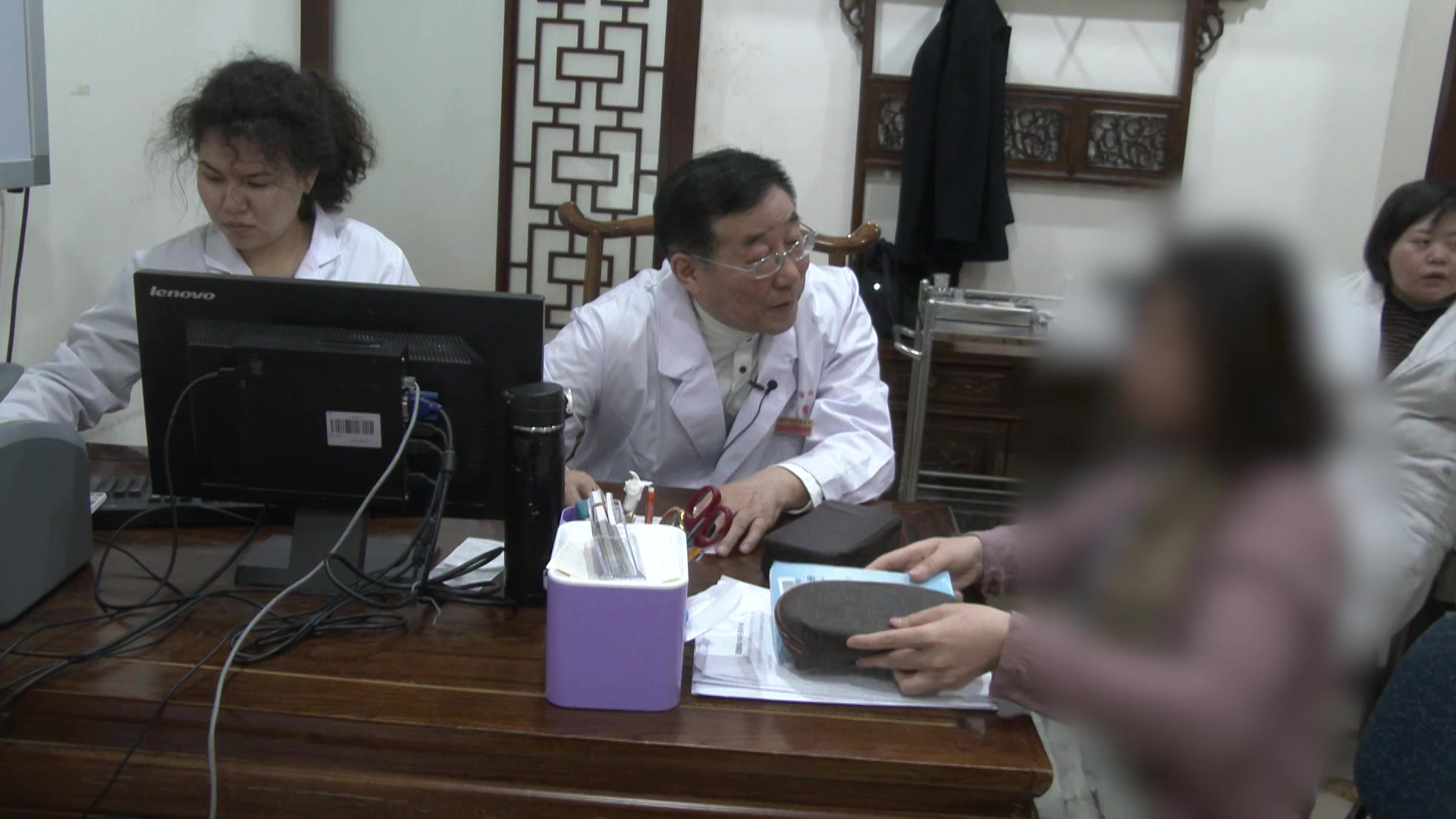 寒湿痹阻：46岁女性双膝冷感无力1年余的散寒通络中药针灸并治