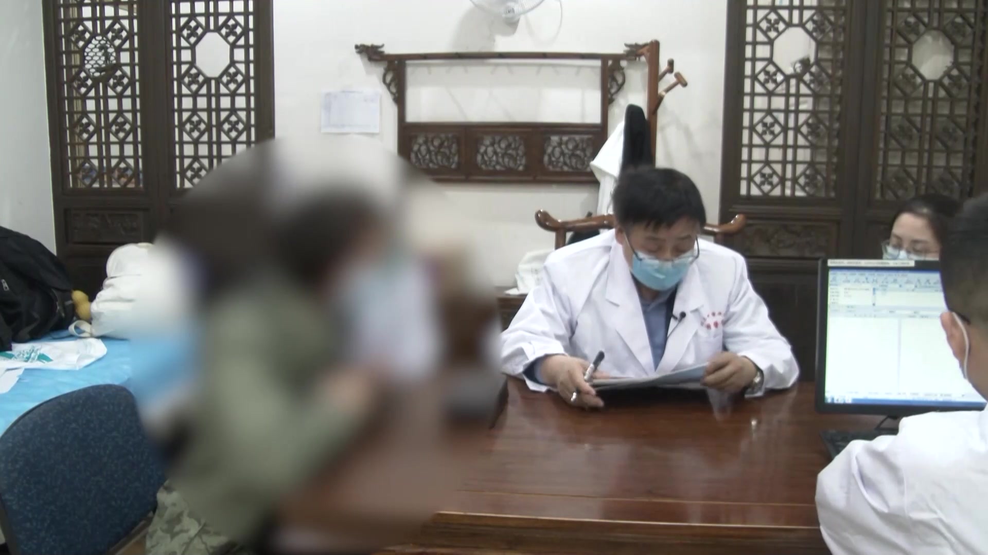 瘿病：43岁女性颈部多发硬块伴目胀的调方思路