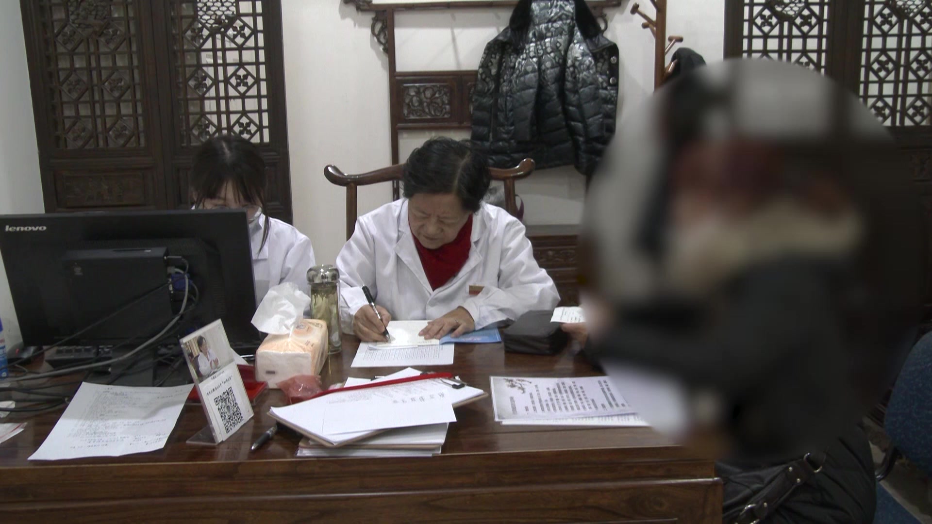 肾虚湿热下注：51岁更年期女性尿频尿不净的清利湿热法