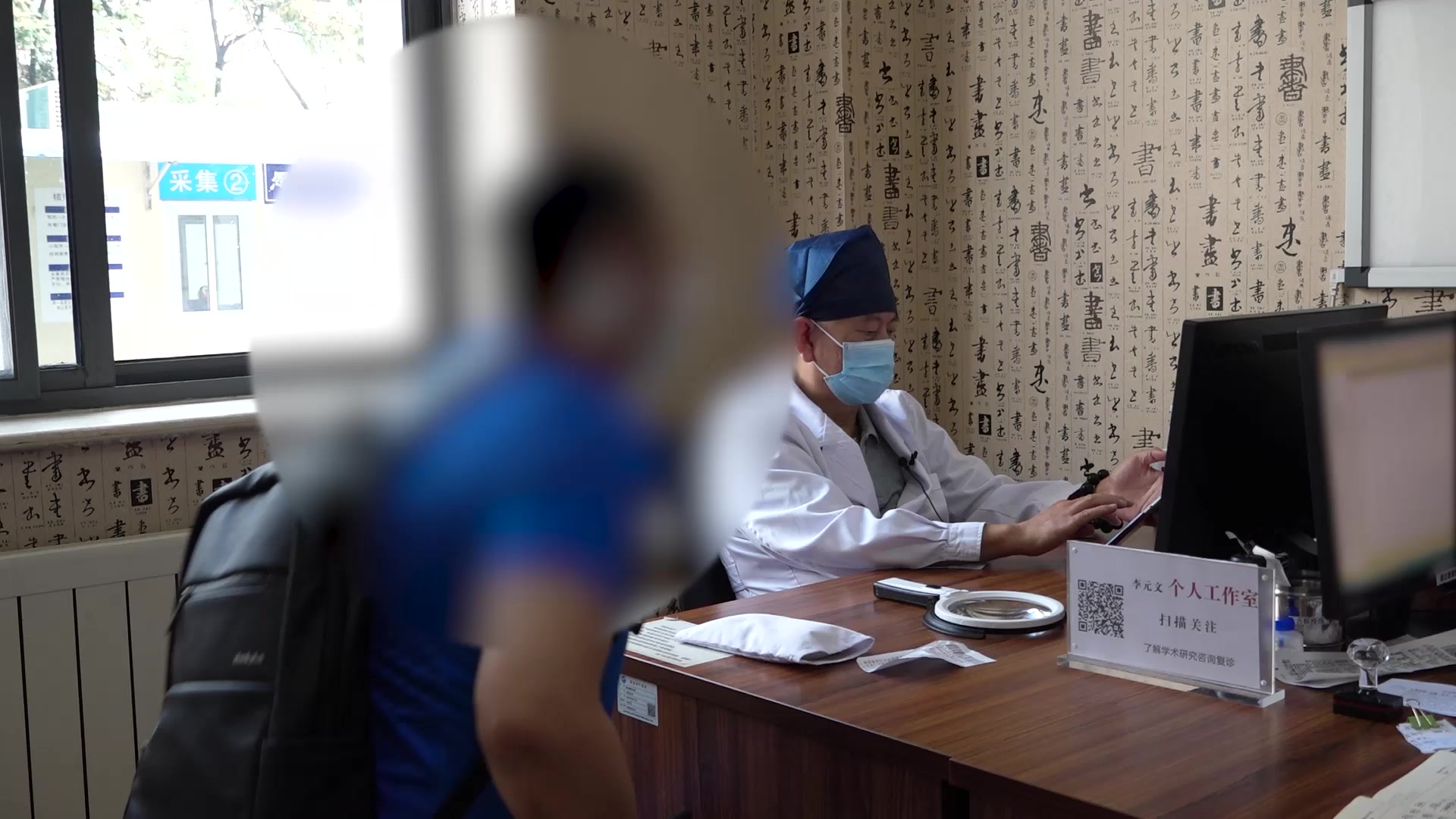 肠胃湿热上蒸：42岁男性脂溢性脱发面部油腻的清热利湿通腑法