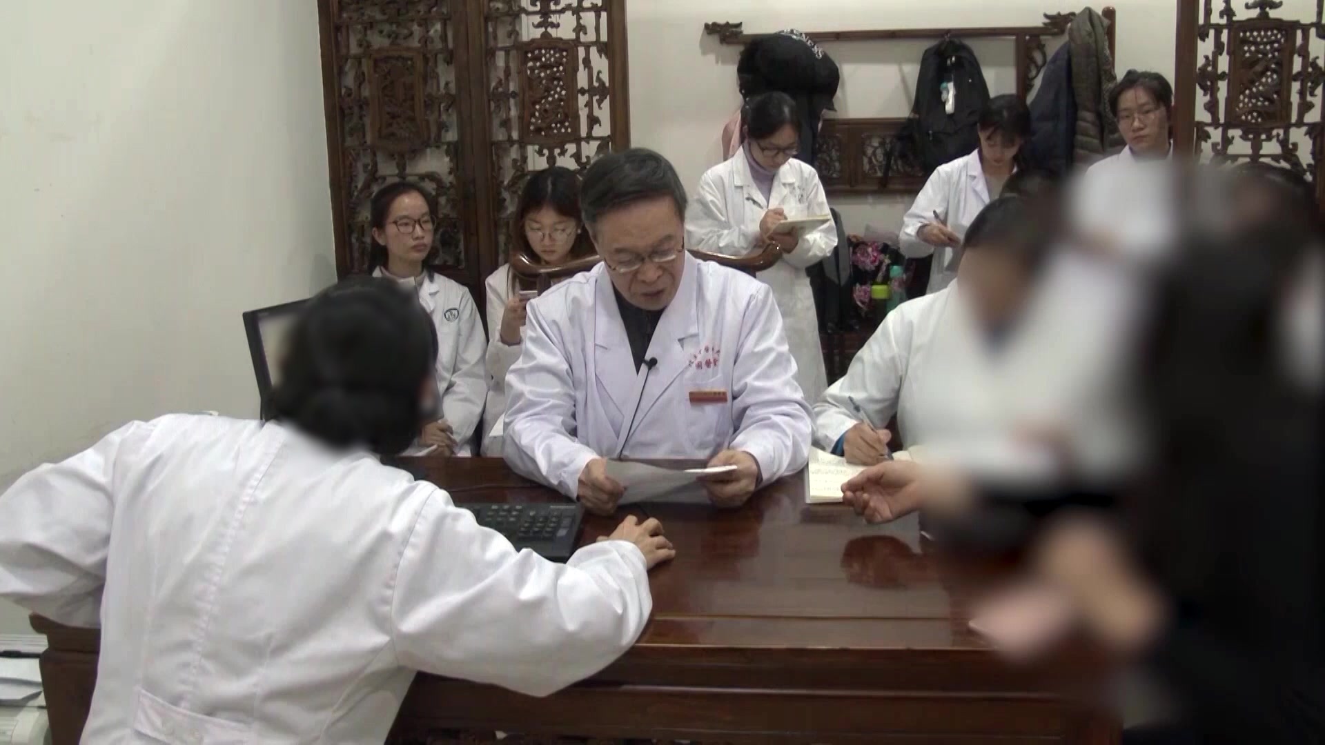 热毒瘀结血热妄行：43岁女性肾炎血尿、月经提前的清热凉血活血法