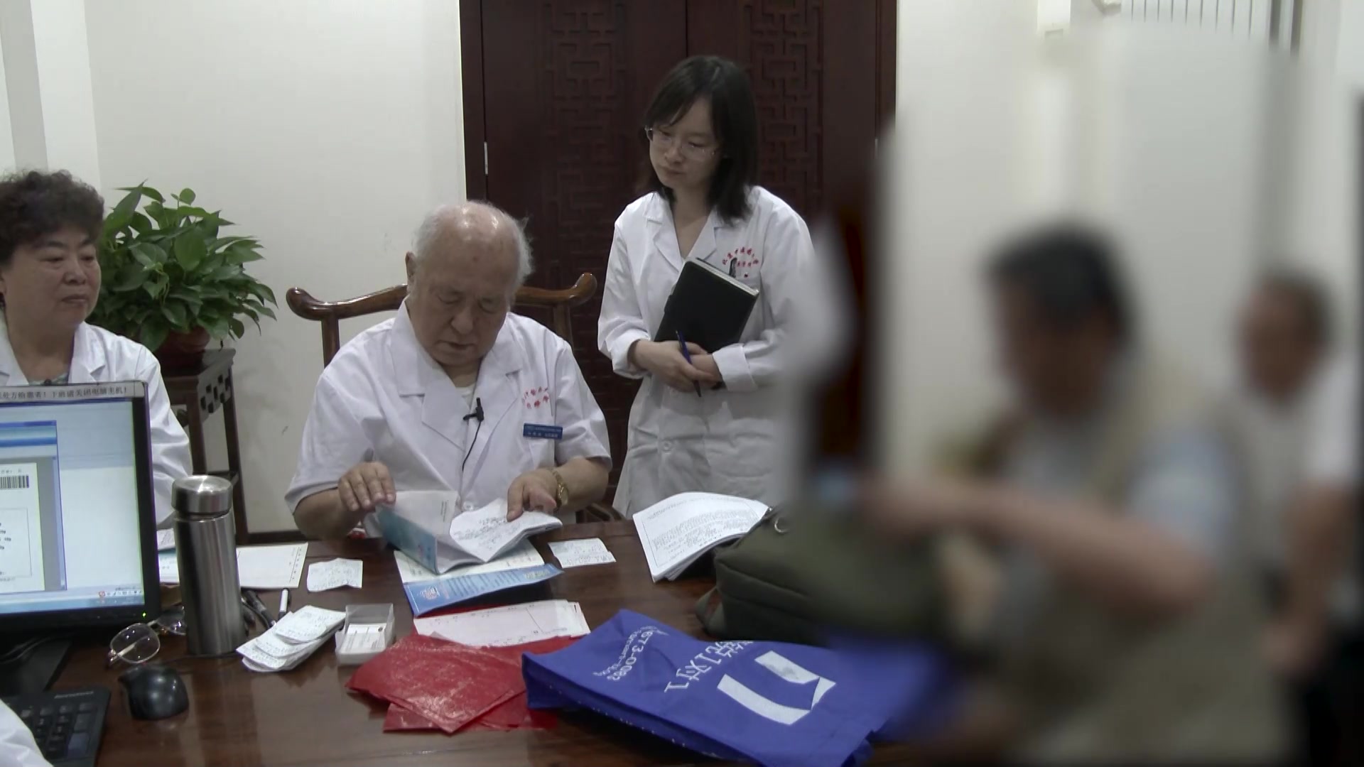 气机逆乱湿热内蕴：59岁男性阑尾术后肠梗阻呃逆的清热通腑理气法