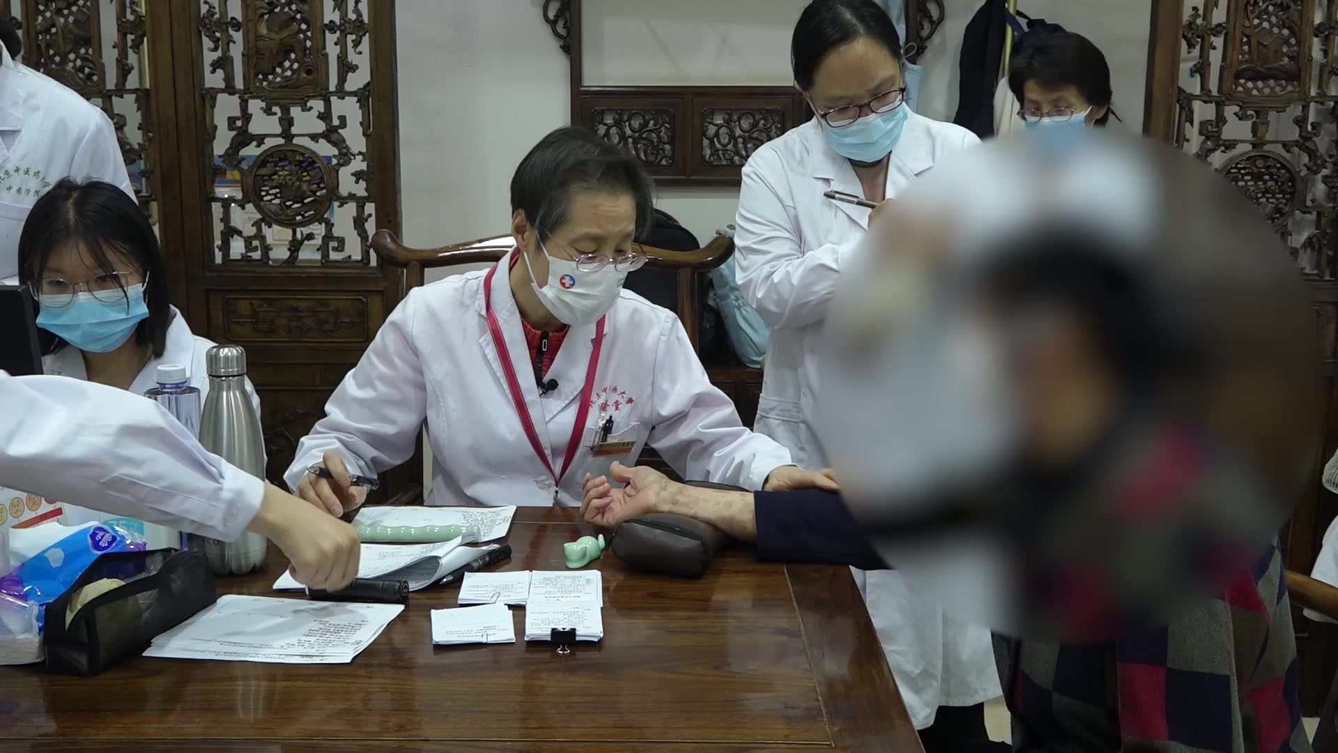 气阴两虚余毒未清：72岁类天疱疮好转后咽痒咳嗽的扶正解毒与代茶饮