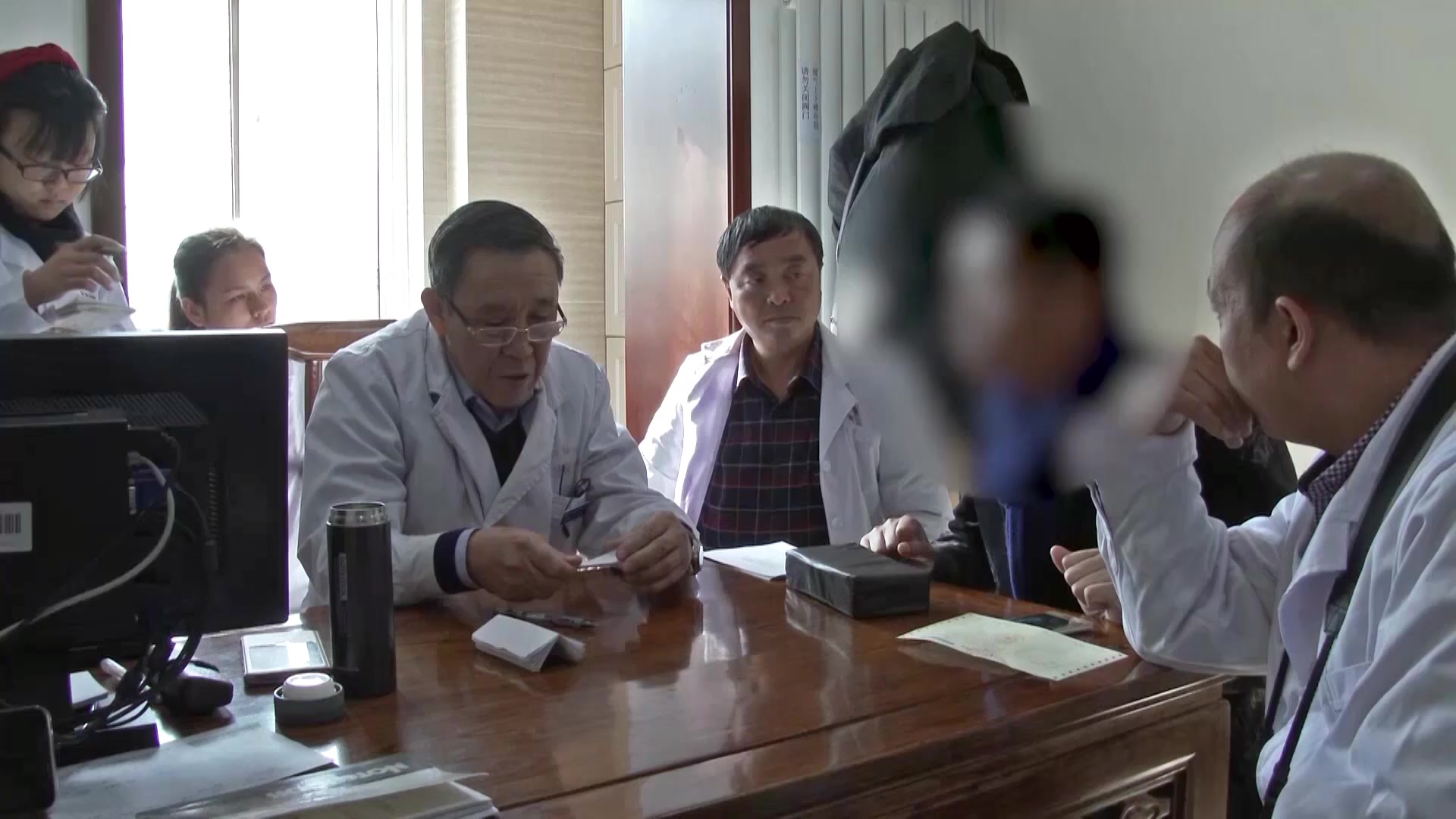 气阴两虚湿热内蕴：45岁男性长期饮酒致午后目赤的益气养阴解酒法