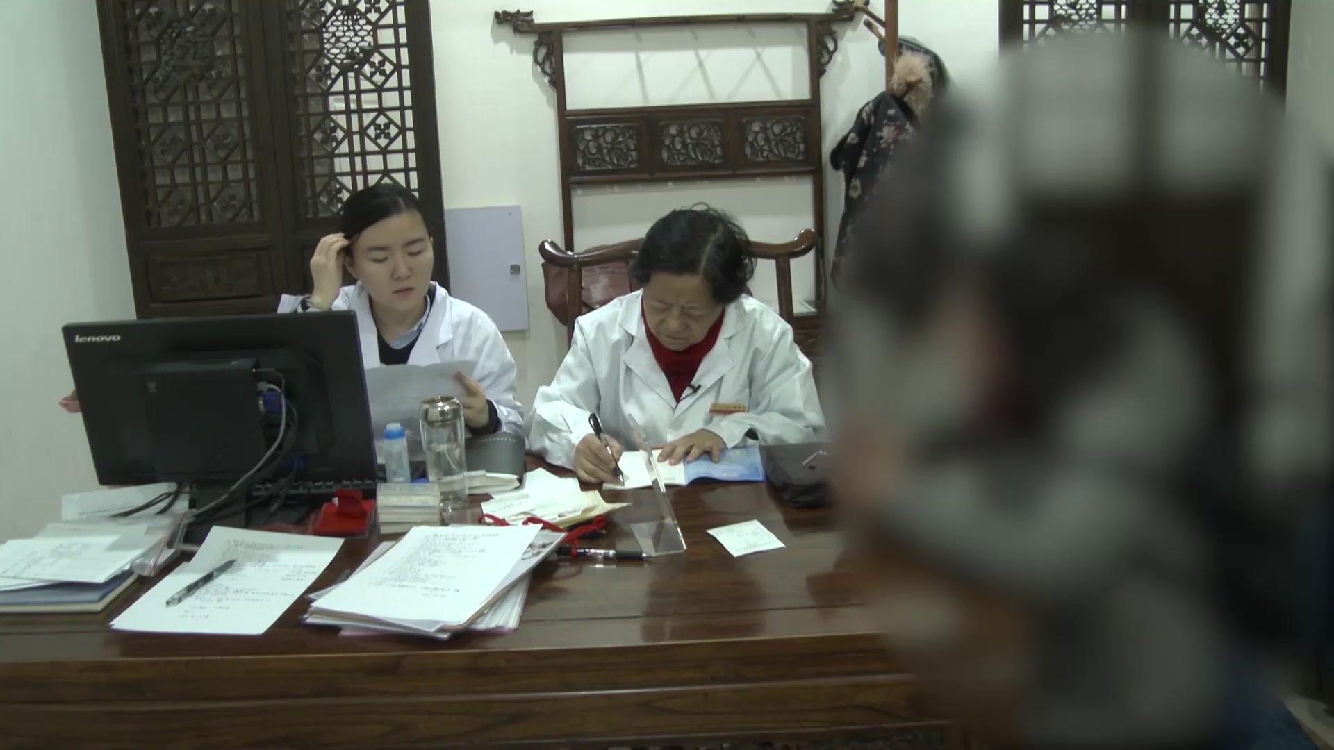 湿气内蕴肝郁化火：52岁更年期潮热出汗伴肌瘤结节的辨证思路