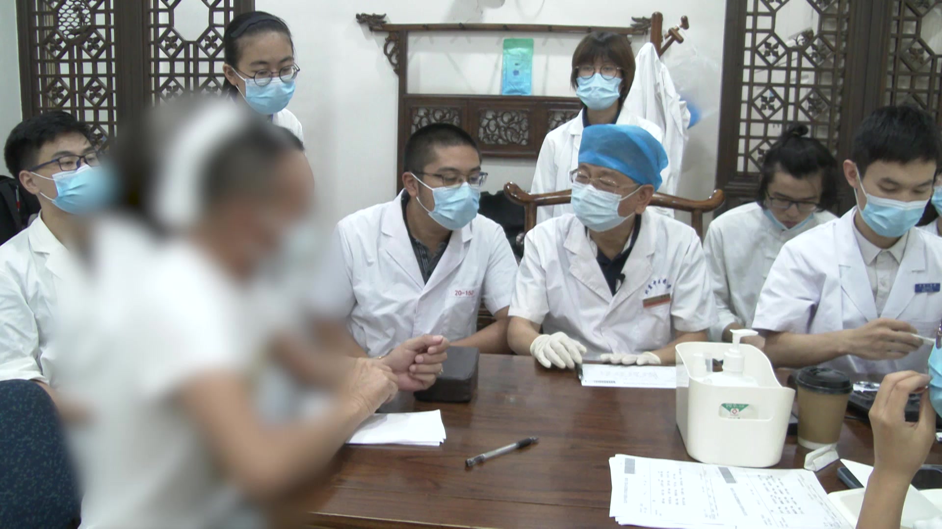 脾胃湿热兼风湿表虚：46岁男性腹胀便黏、身痛汗多的清利调和法