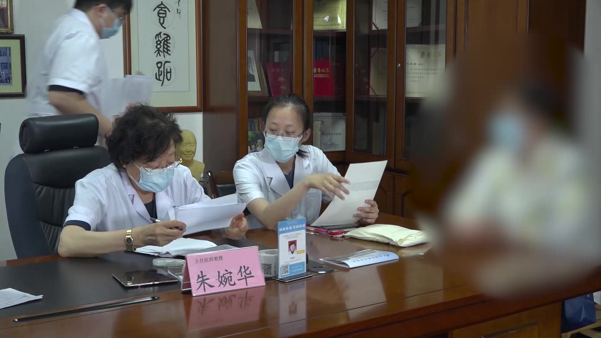 寒湿阻络湿热下注：45岁尪痹患者手指僵痛伴阴痒的内外合治
