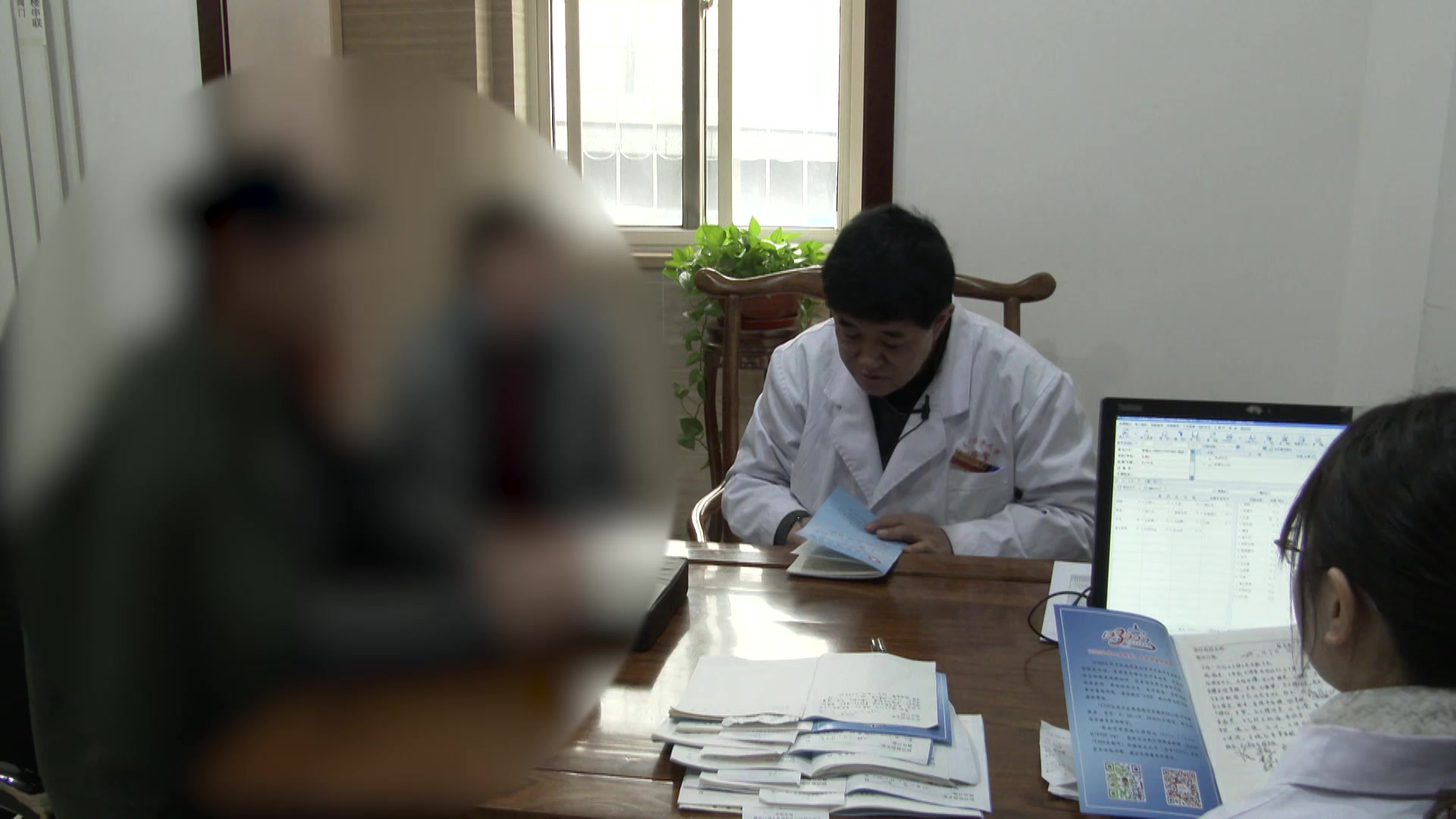 肝郁肾虚证：48岁男性情绪低落头痛胸腹憋闷10余年的复诊辨治