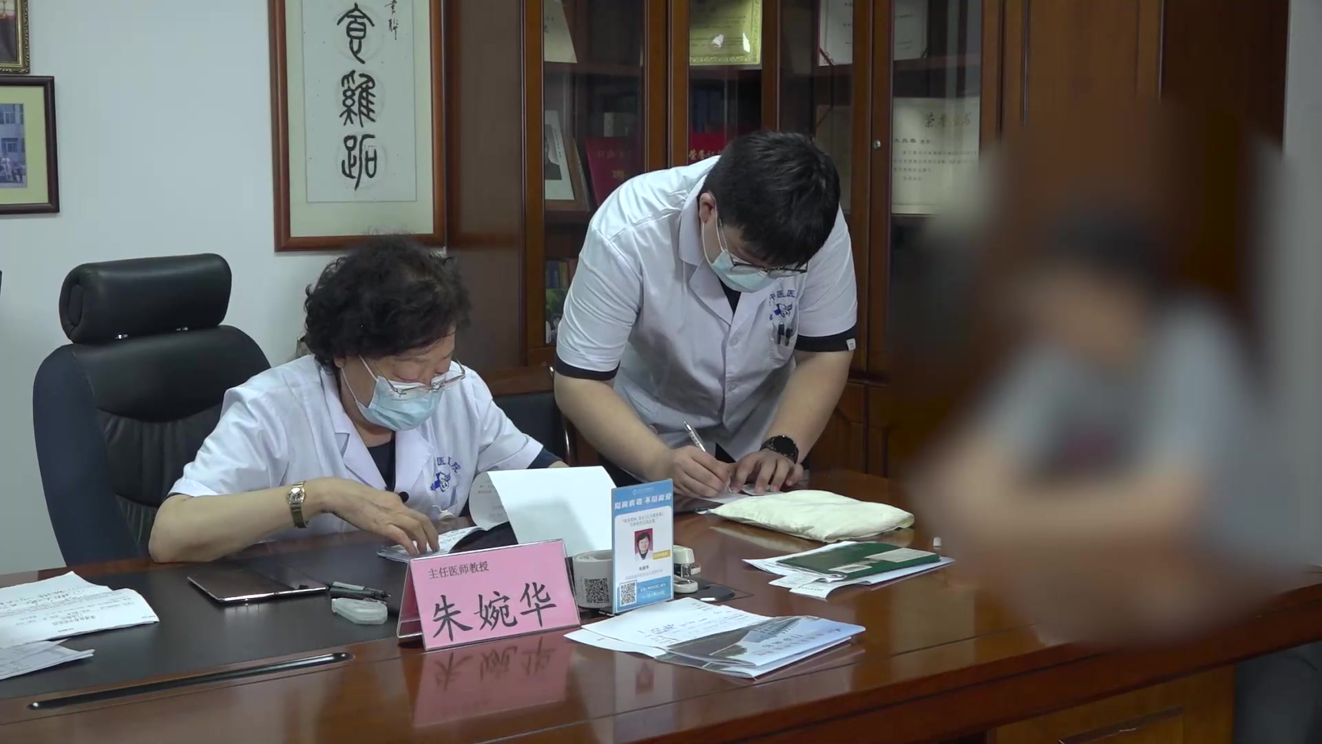 肺卫气虚：43岁女性反复咳嗽咽痛的针灸清肺排毒丸巩固治疗