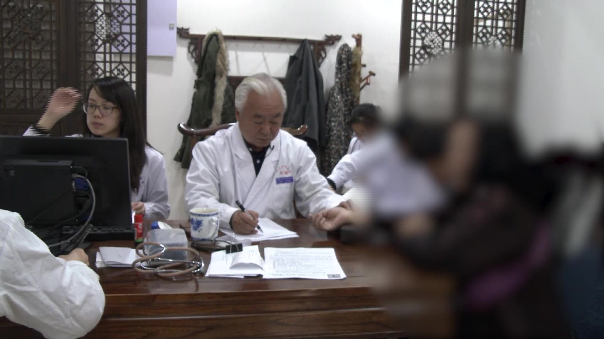 肝郁脾虚湿瘀互结：65岁肝硬化患者肝区疼痛腹泻的察大便判预后与活血软肝法