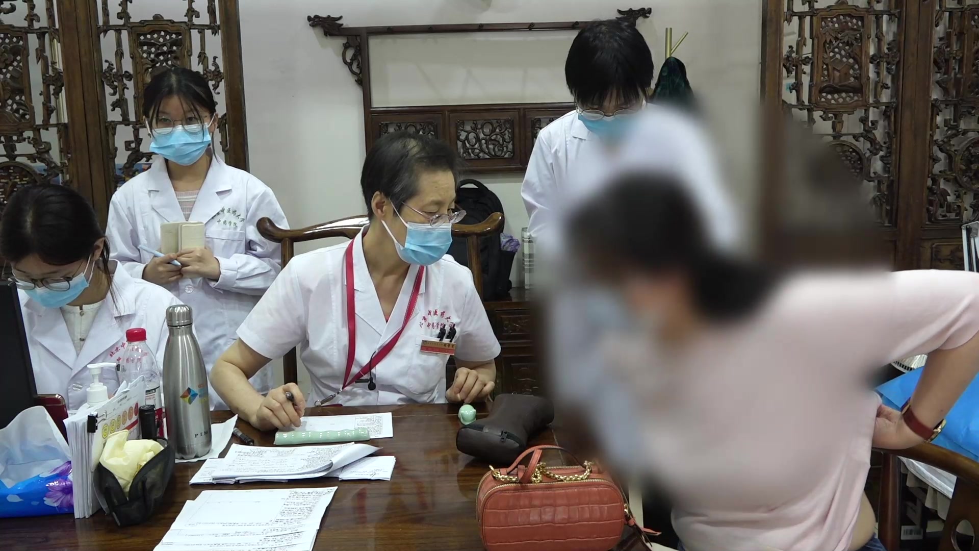 脾虚湿蕴阴虚血热：51岁女性湿疹鼻炎的健脾养阴祛风法
