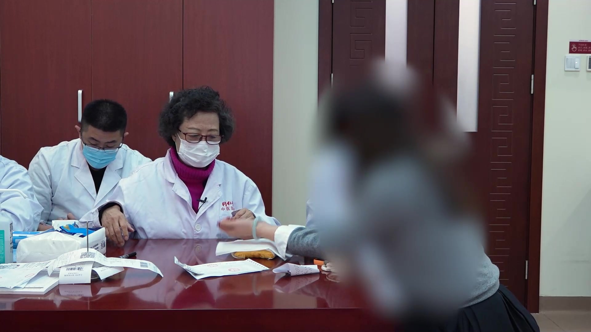 湿热蕴肺：40岁女性感冒后咳嗽咽痒的宣肺清热利湿法