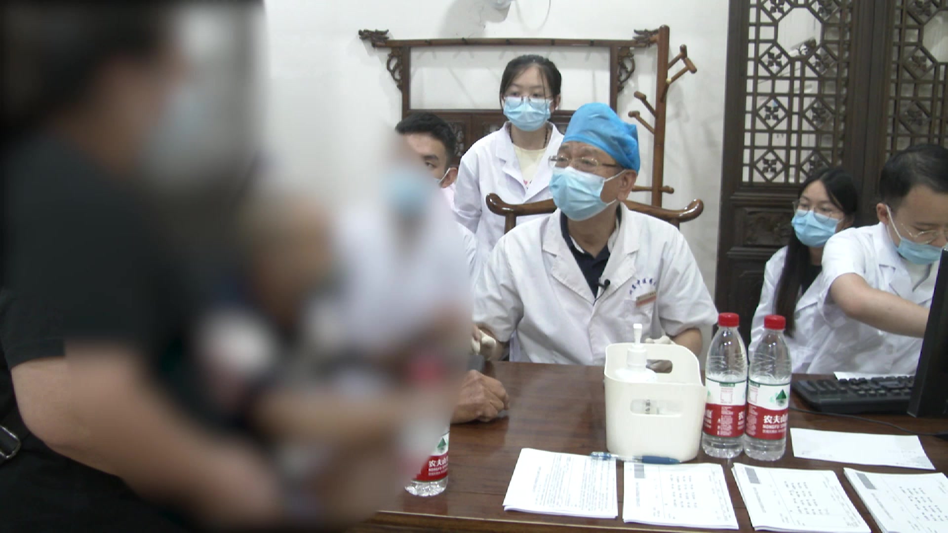 肝经湿热夹寒痰瘀阻：69岁淋巴结炎多发性肿痛的清温通络法
