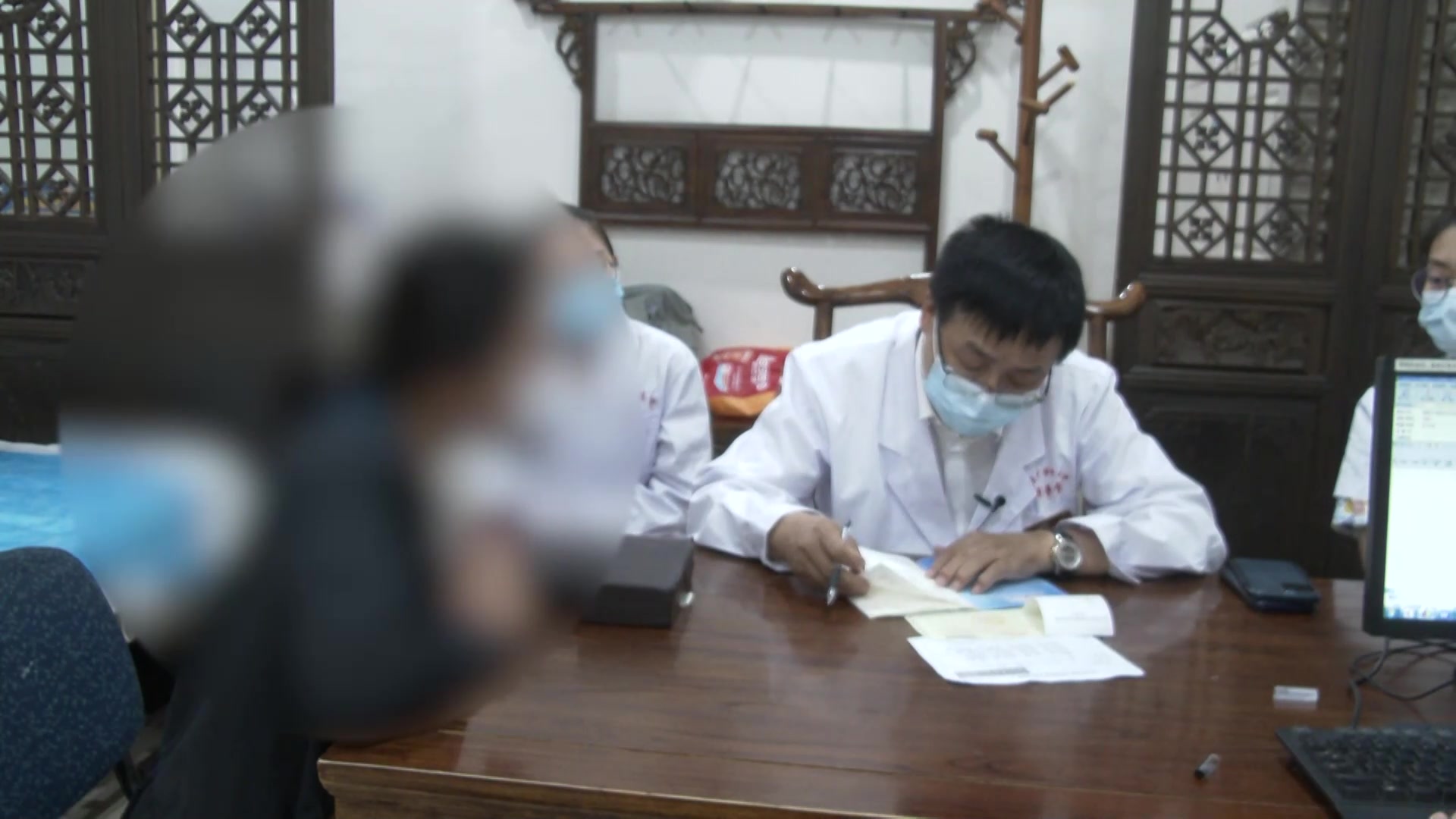 肝经湿热瘀结：43岁女性甲状腺结节口苦尿黄大便不畅的散结清热法