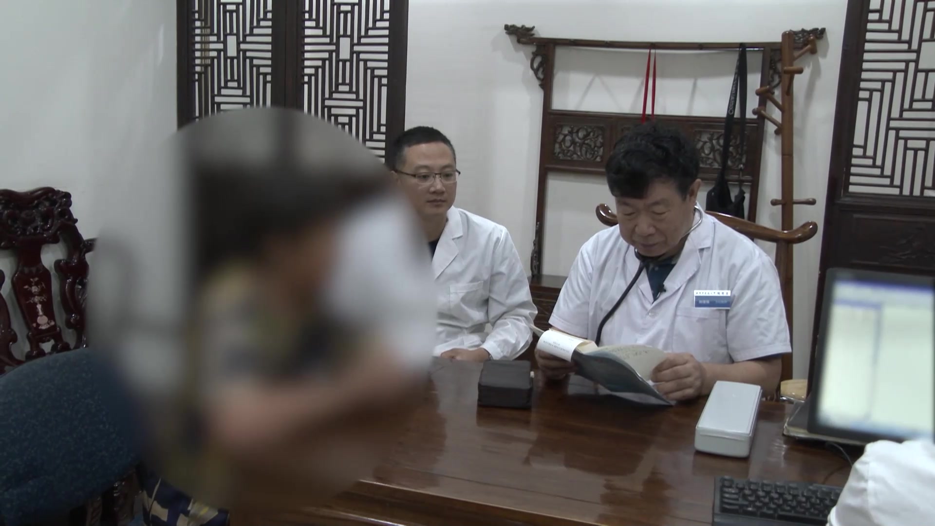 肝郁化火肝阳上亢：68岁女性失眠头胀痛耳鸣的疏肝平潜法