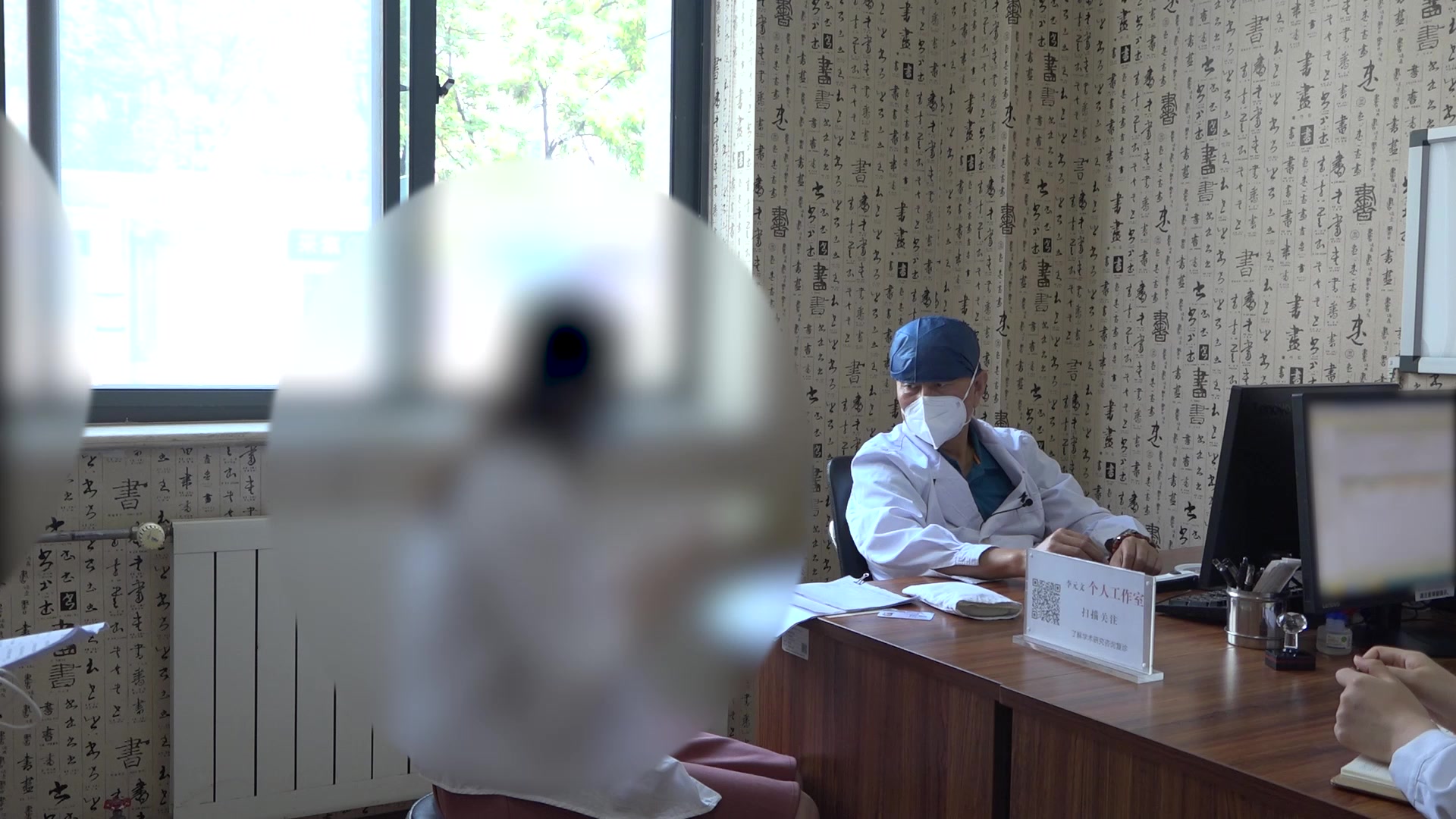 肝郁脾虚湿热内蕴：39岁女性皮炎伴经前头痛的中药调理