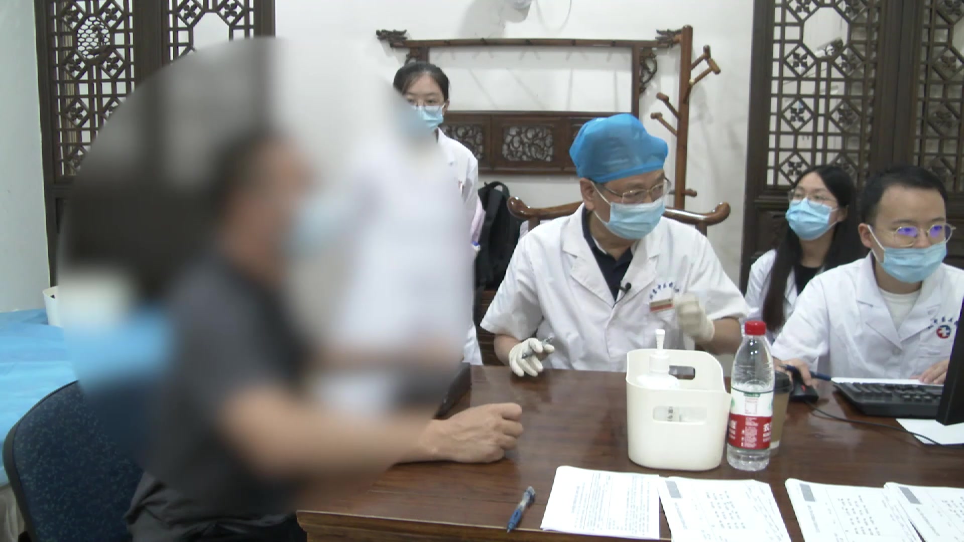 脾虚湿热证：53岁男性反复胃胀伴便血的健脾化湿清热法
