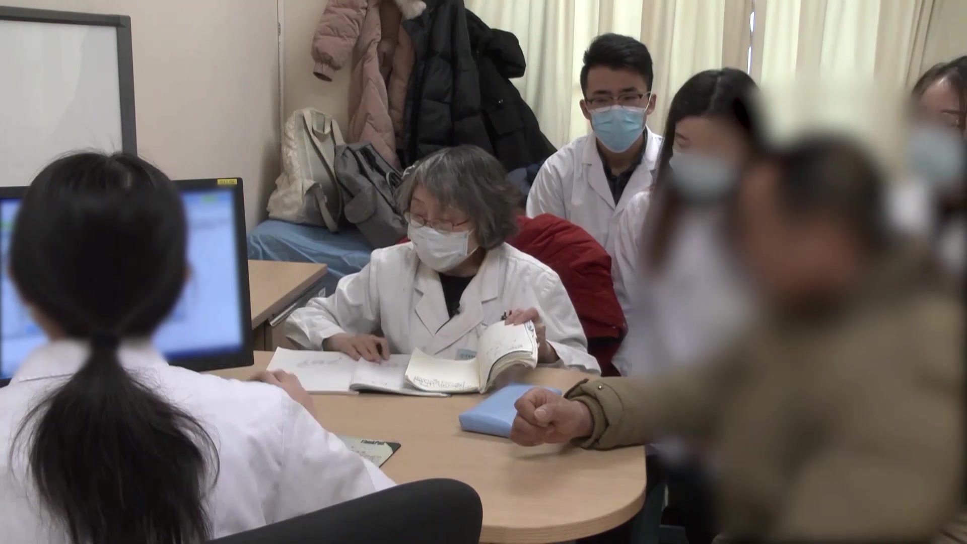 痰热痹阻：43岁男性强直性脊柱炎髋痛胸胀的清热化痰通络法