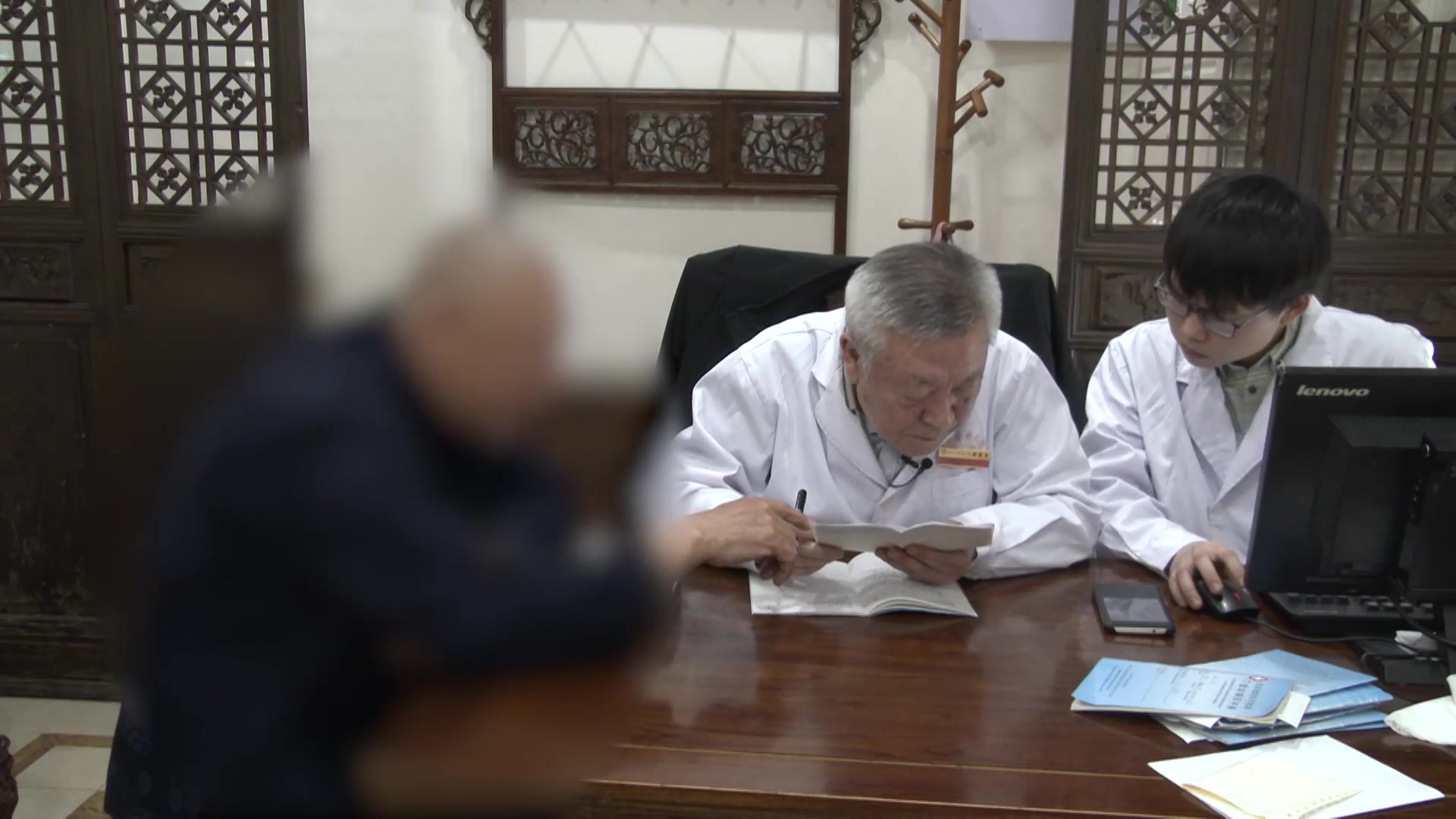 阴血亏虚虚火上扰：77岁男性喉癌术后声音嘶哑干眼症的养血润燥法