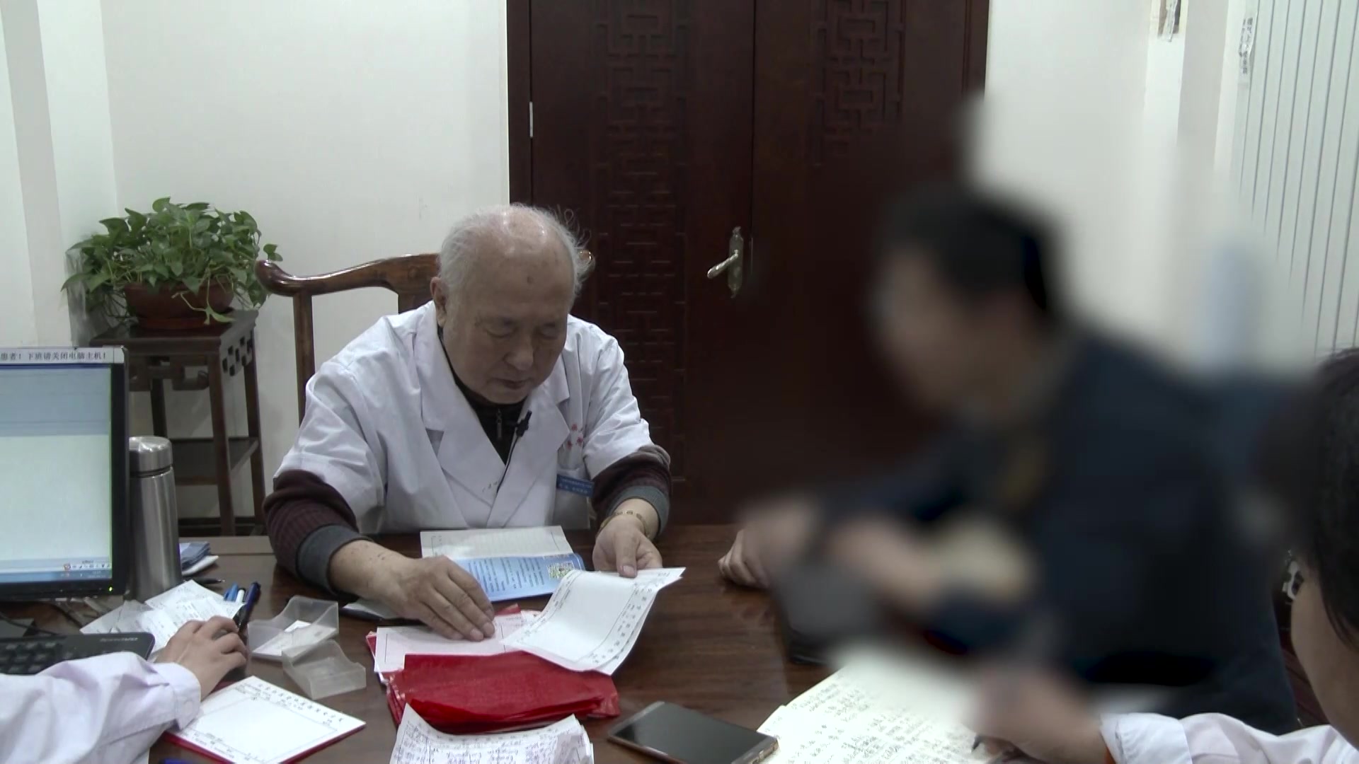 脾虚湿蕴：43岁男性泄泻伴手足湿疹的内外合治