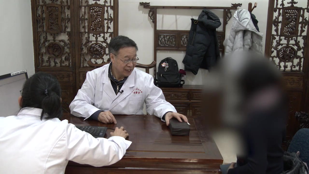 增生硬化性IgA肾病：44岁女性蛋白尿潜血伴血压不稳的清热解毒止血法