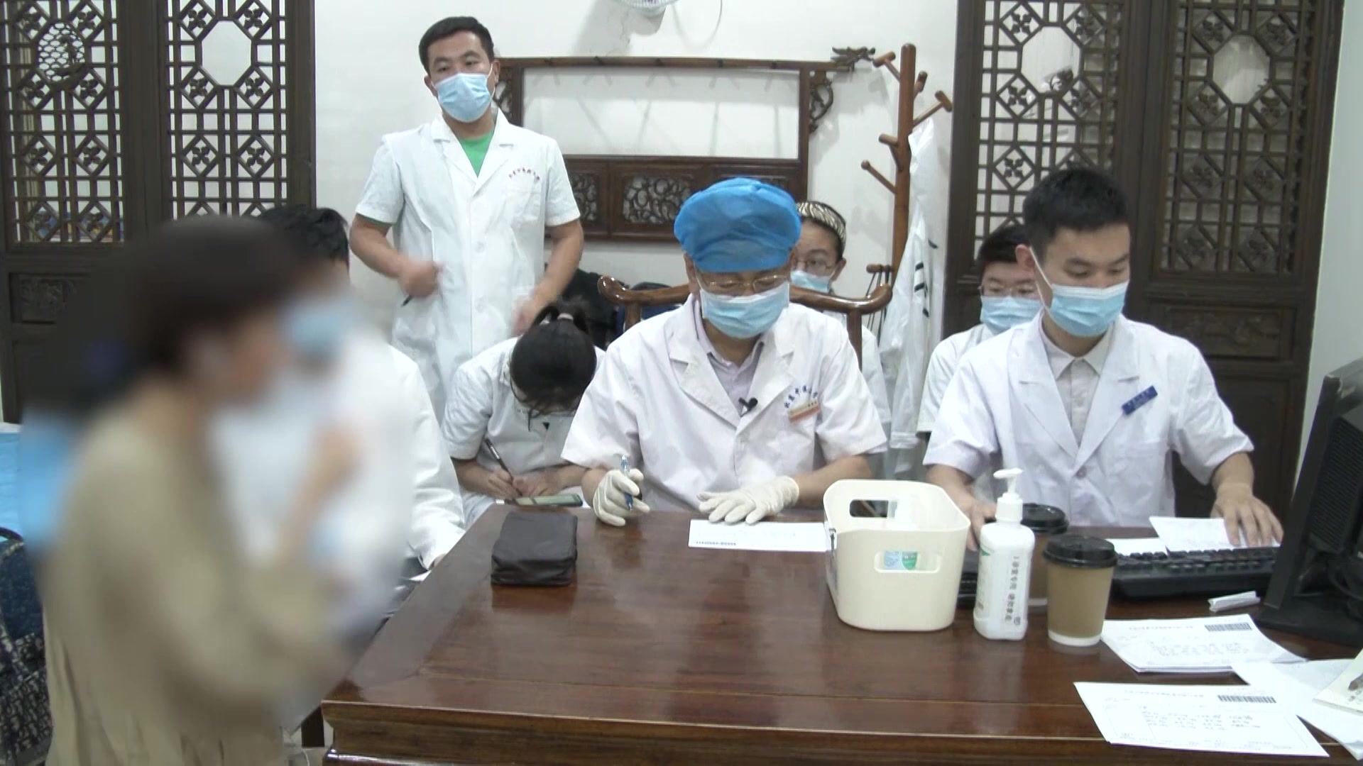 肝郁血瘀，郁热内扰：43岁女性月经量少色黑的疏肝活血调经法