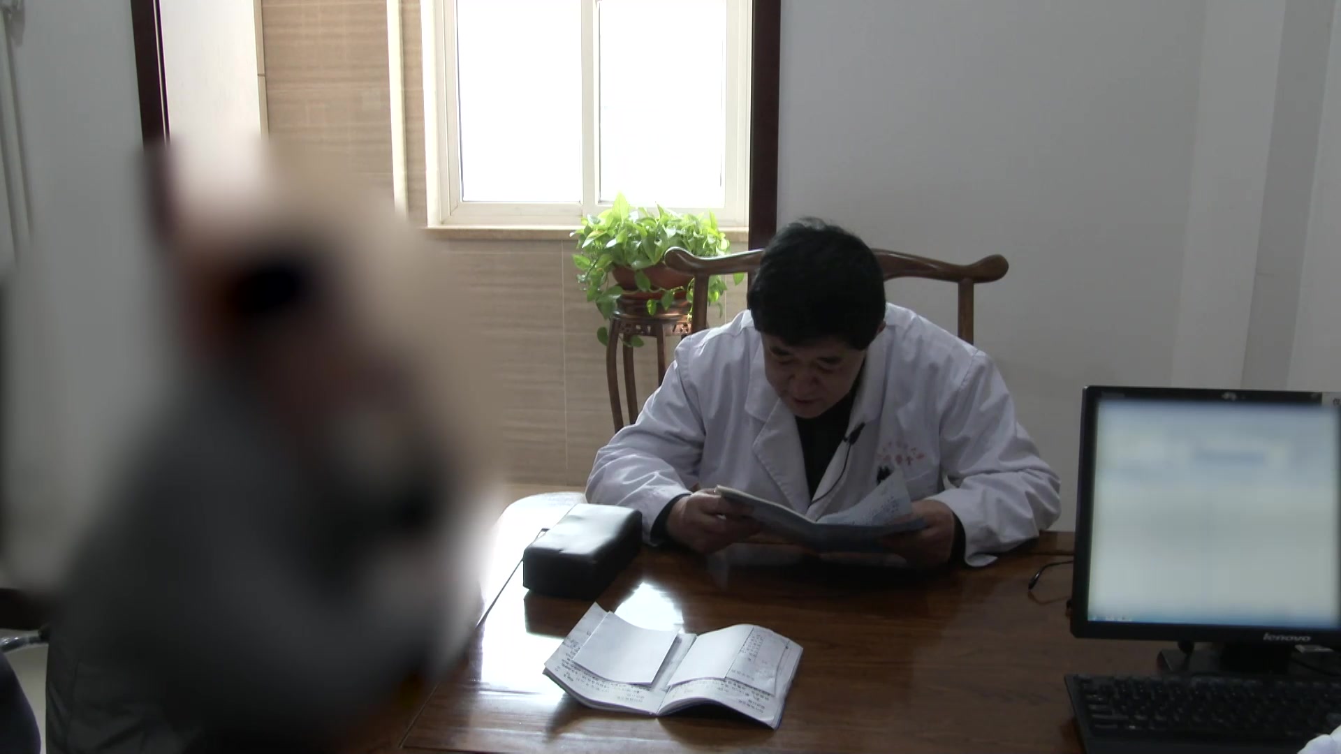 湿热内蕴扰心神：64岁男性失眠烦躁头痛的清热利湿法