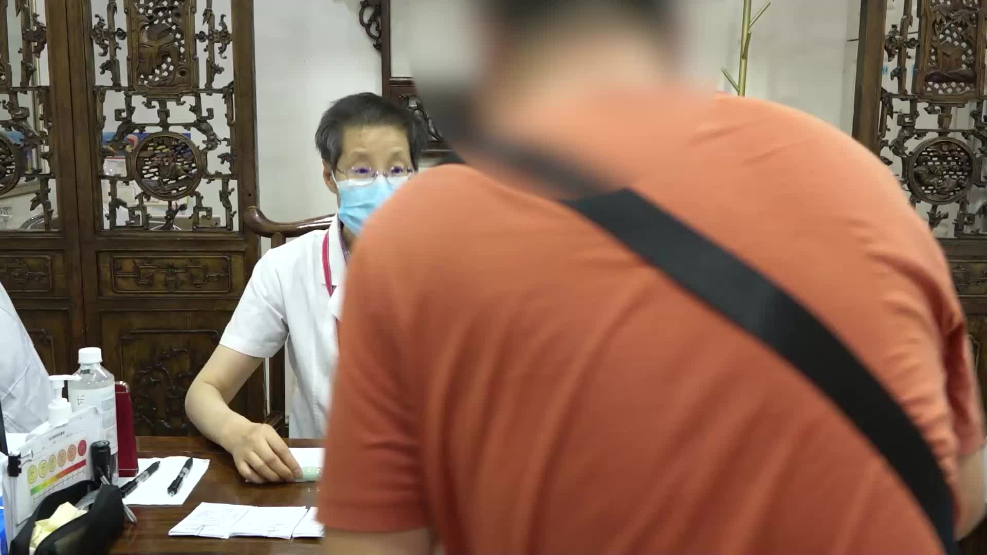 痛风反复发作：60岁男性24年病史尿酸控制仍膝痛的管理策略