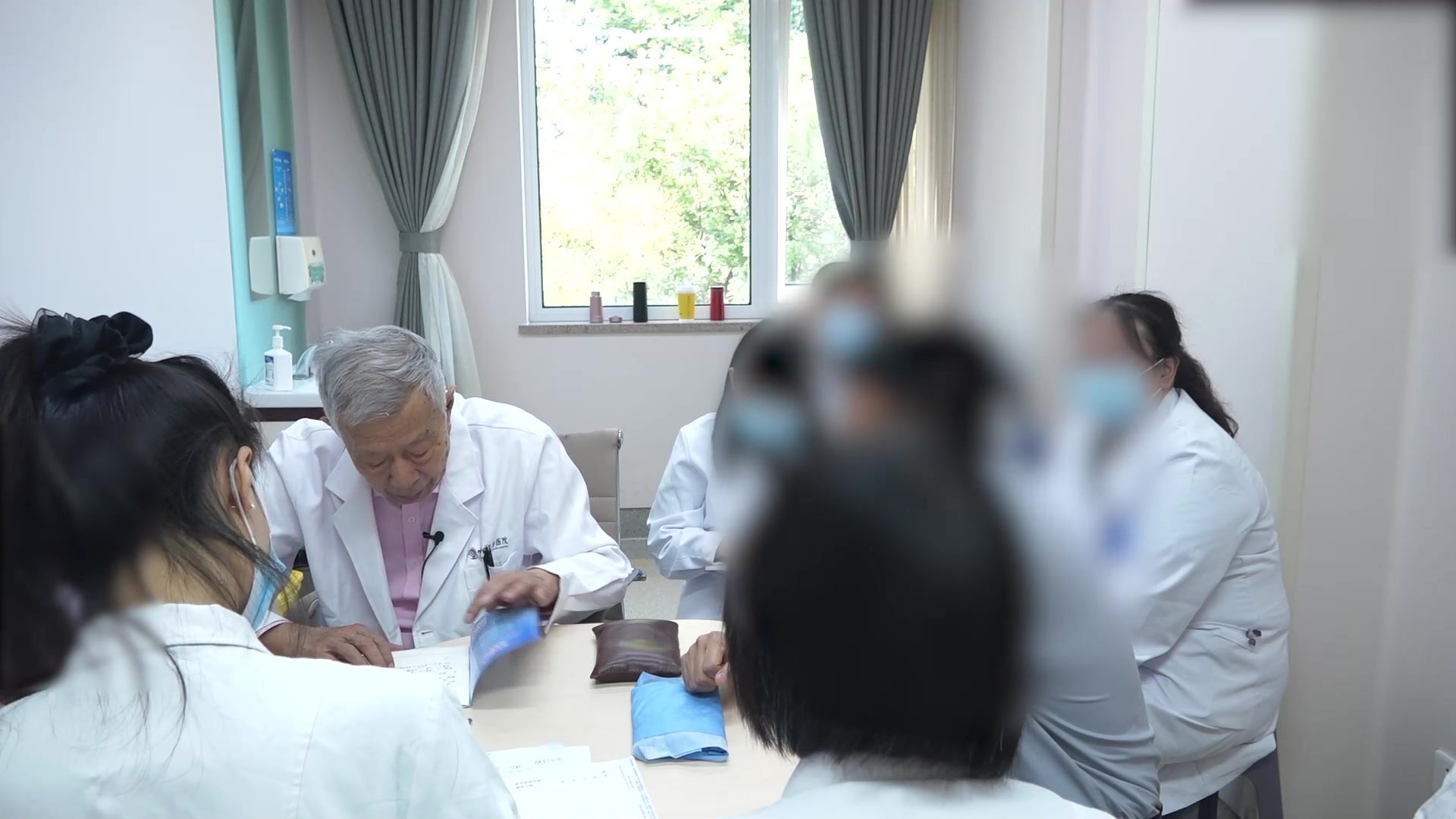 肝脾失调痰浊内蕴：42岁男性咽炎复诊口酸口干的疏肝健脾法