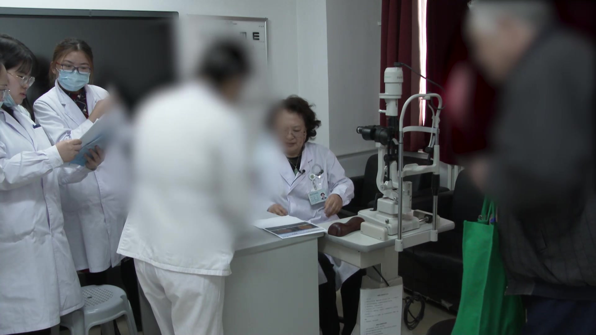 湿毒内蕴虚火上炎：83岁黄斑变性视物不清的化湿解毒与调脾清火法