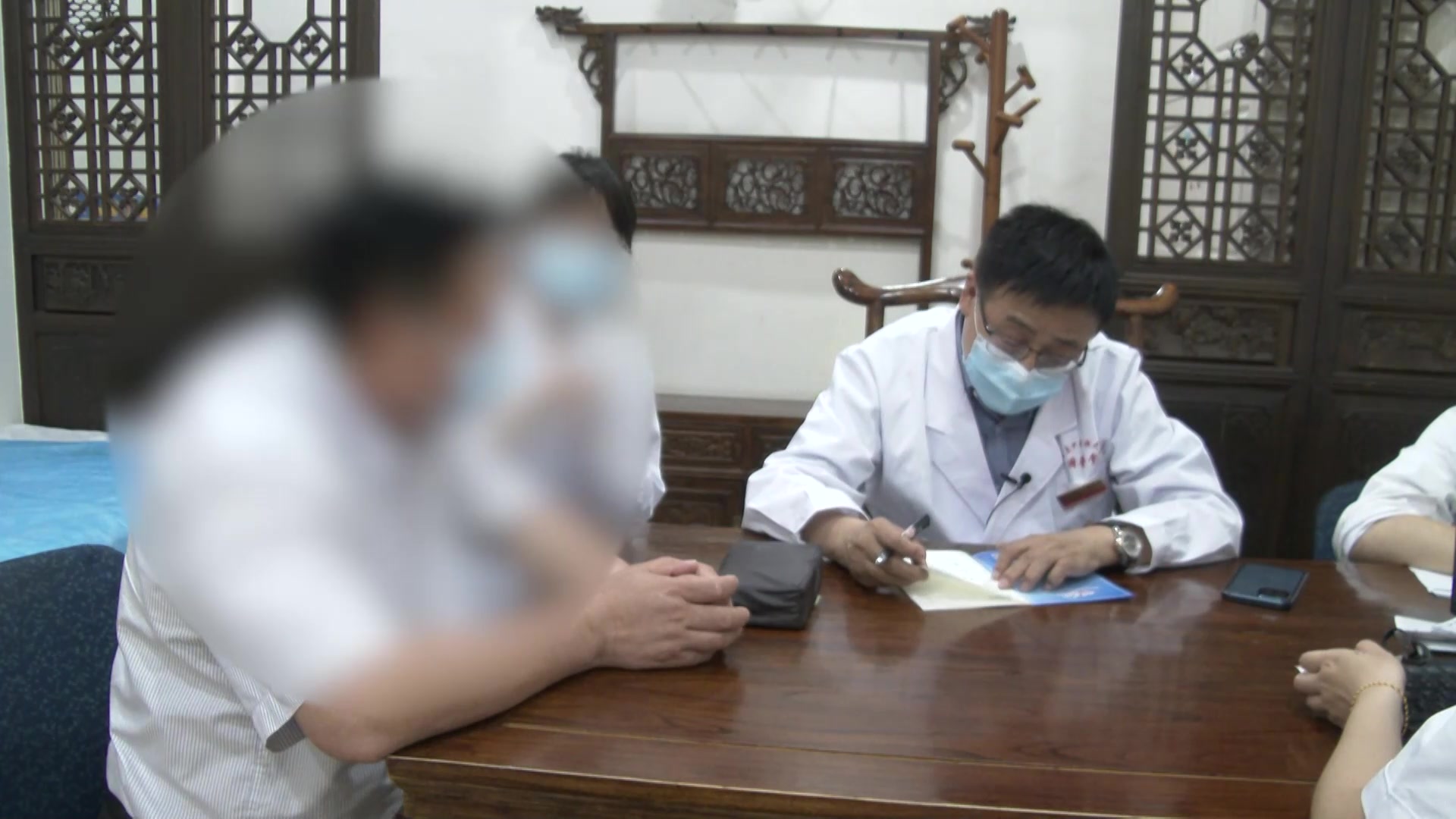 肝胆湿热肝气郁结：48岁腹胖男性头昏头晕的清利湿热疏肝法