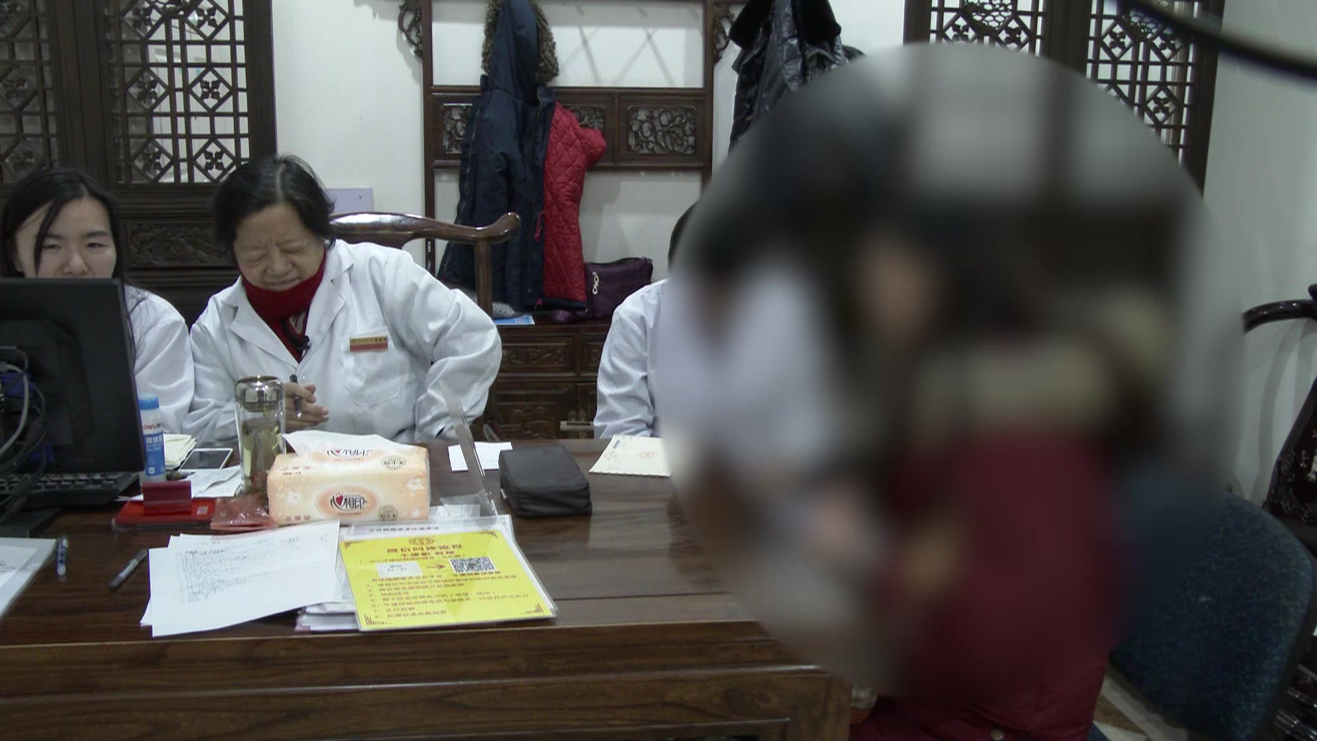 寒包火肝郁冲任失调：49岁女性月经紊乱伴寒热错杂的疏肝理气法