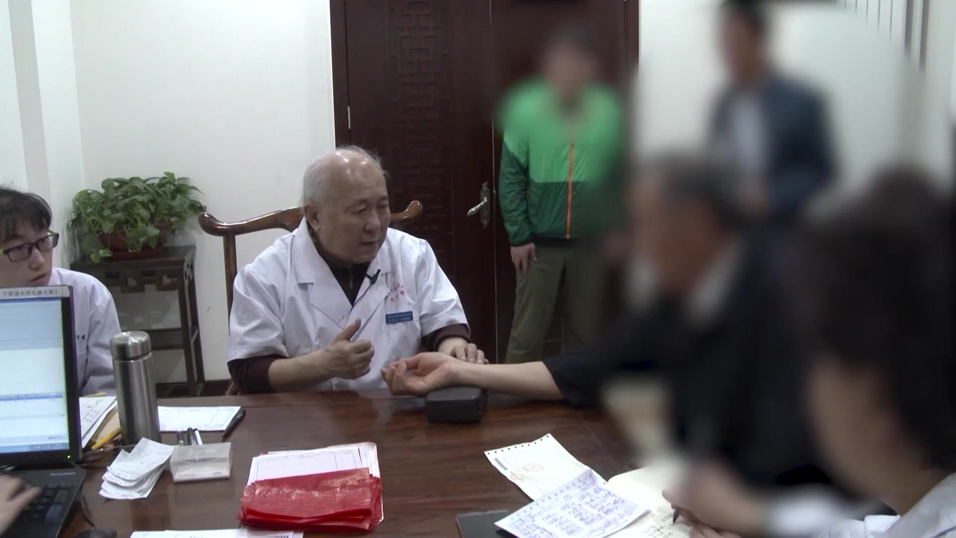 湿热内蕴气阴两伤：67岁糖尿病膝下水肿舌苔黄燥的清热利湿养阴法