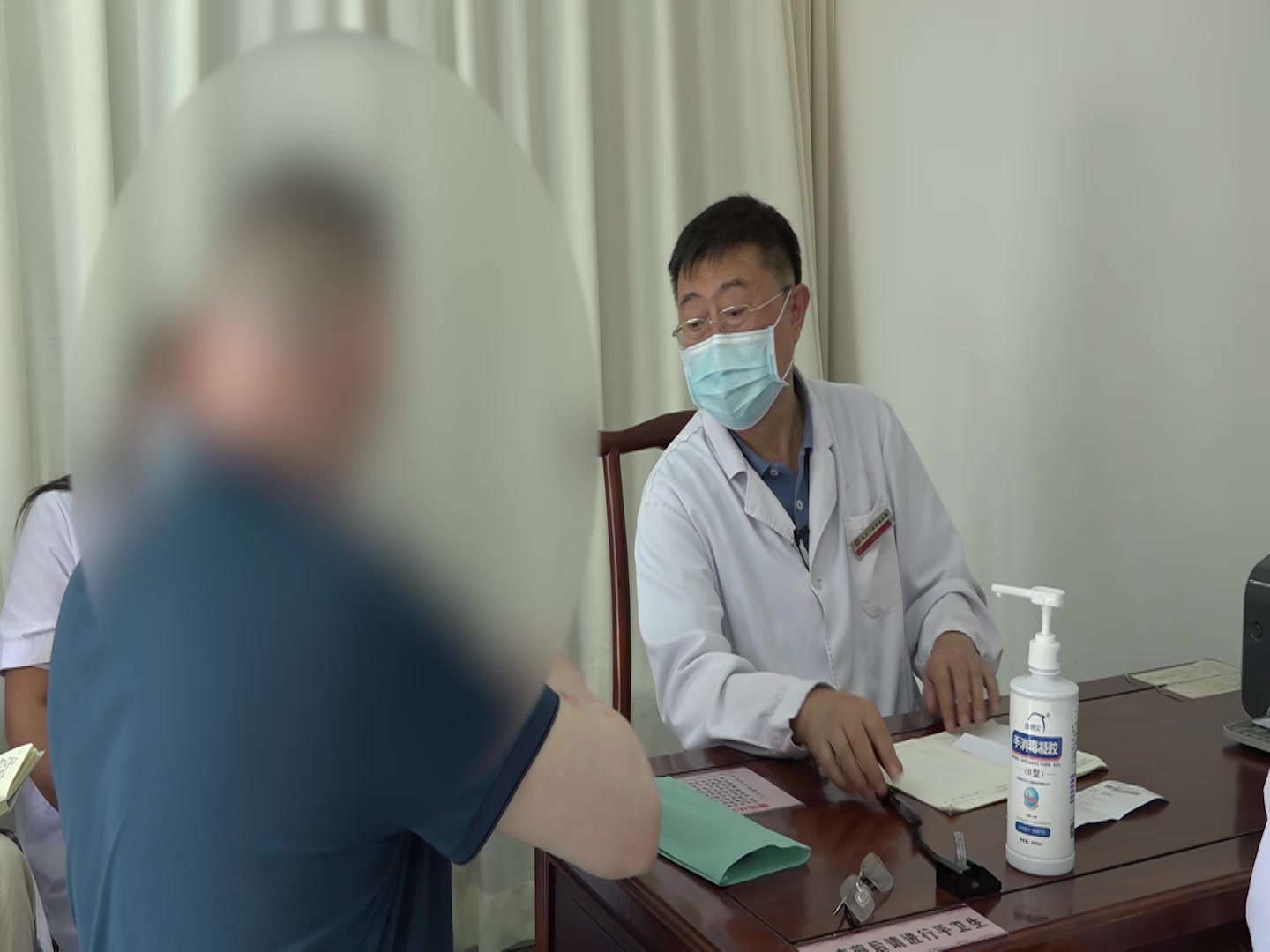 湿热蕴肤：52岁男性全身湿疹4年瘙痒难忍的中药清热祛风法