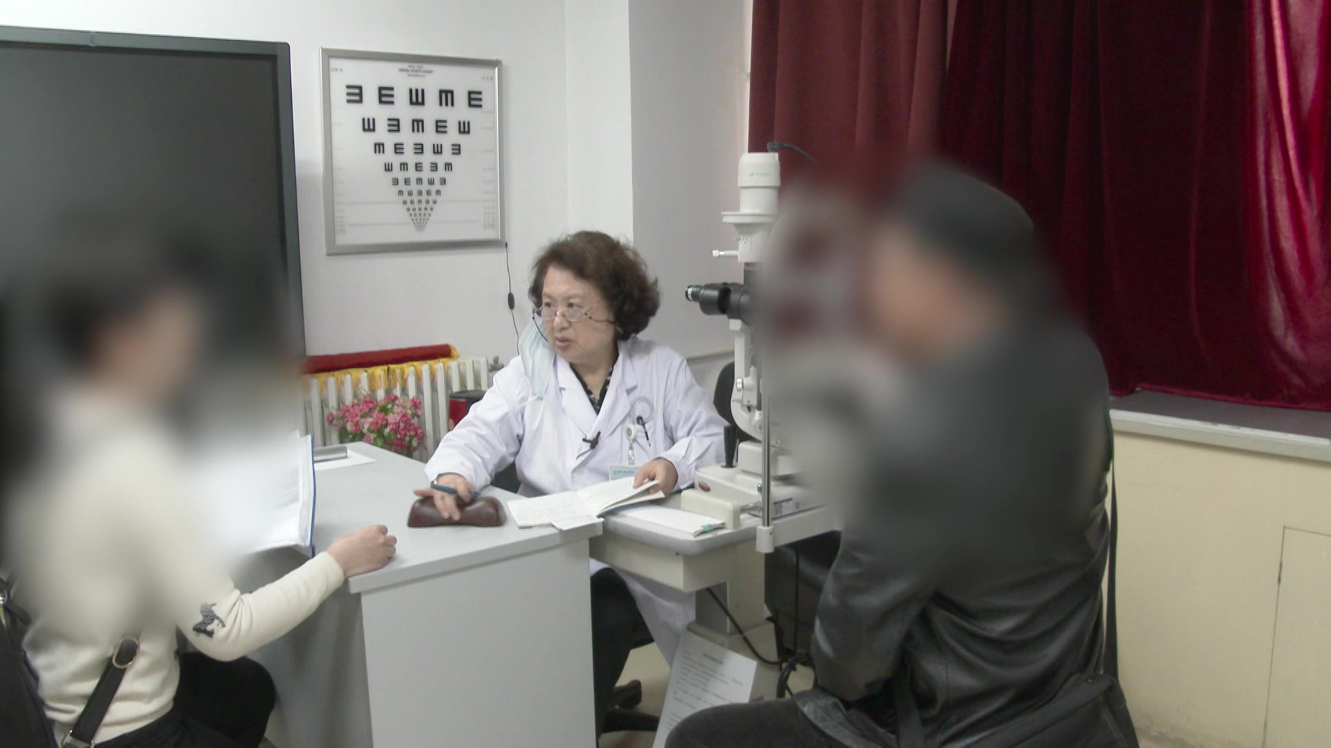 阴虚火旺肝火上炎：67岁视网膜动脉闭塞患者手脚心热失眠的清肝泻火凉血法
