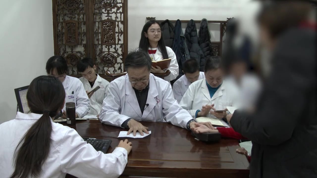 阴虚精亏：8岁女童先天性肾早损乏力盗汗的滋肾填精法