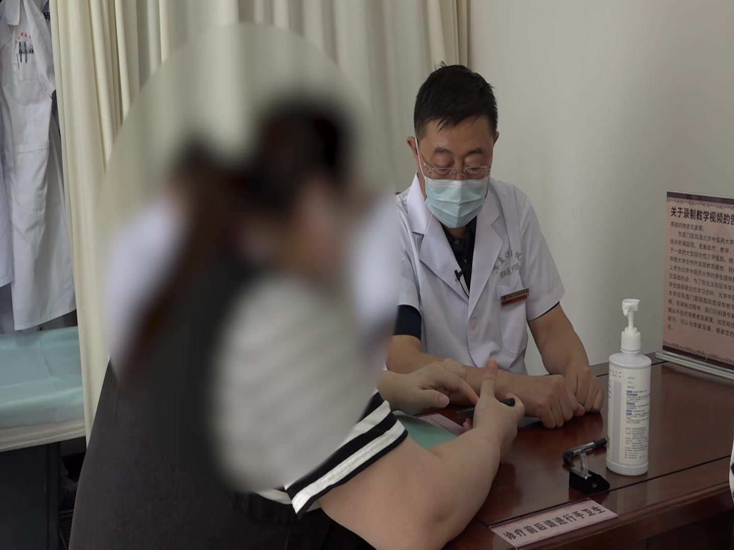 湿热内蕴上热下寒：43岁女性脂溢性皮炎脚起泡的清热利湿引火归元法