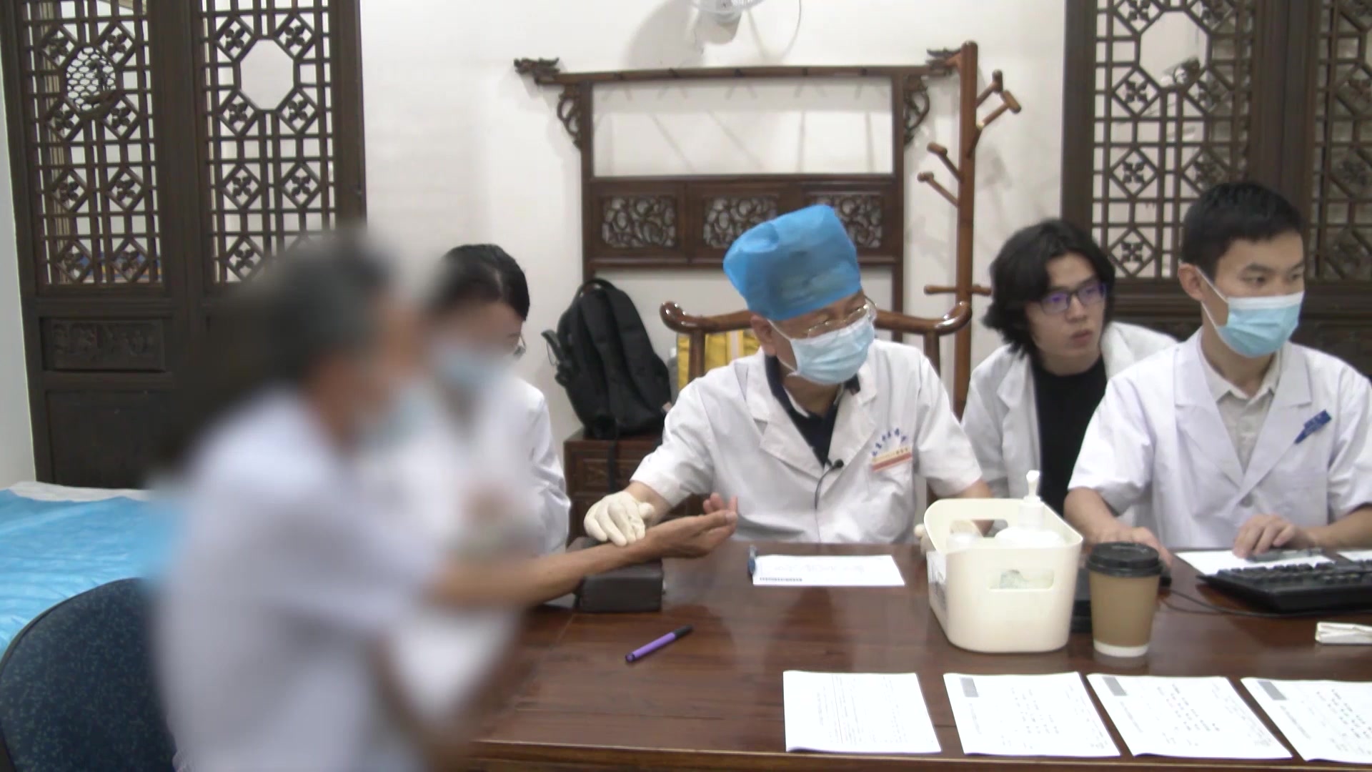 脾虚湿盛夹瘀：58岁男性泄泻的健脾渗湿活血法