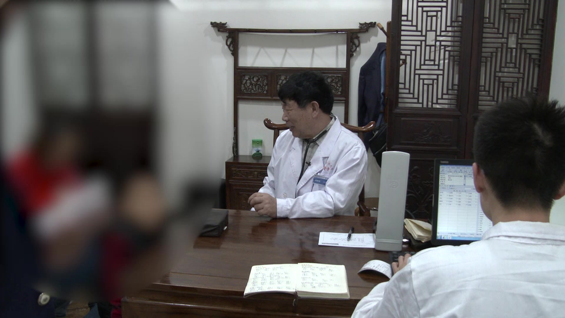 肠腑湿热：69岁男性胸腔积液患者便血的清热凉血止血法