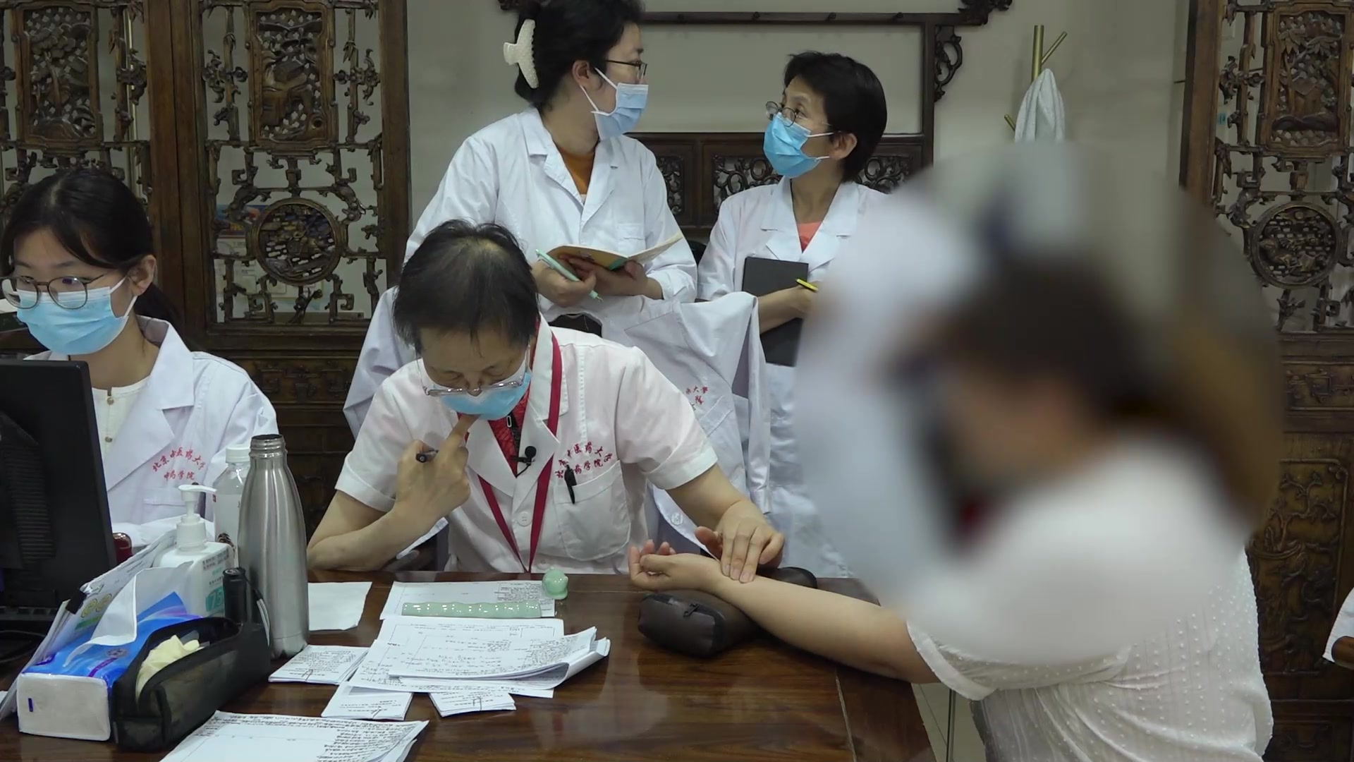 肝郁脾虚热毒内蕴：34岁女性复发性口腔溃疡伴头部放电感的疏肝解毒法