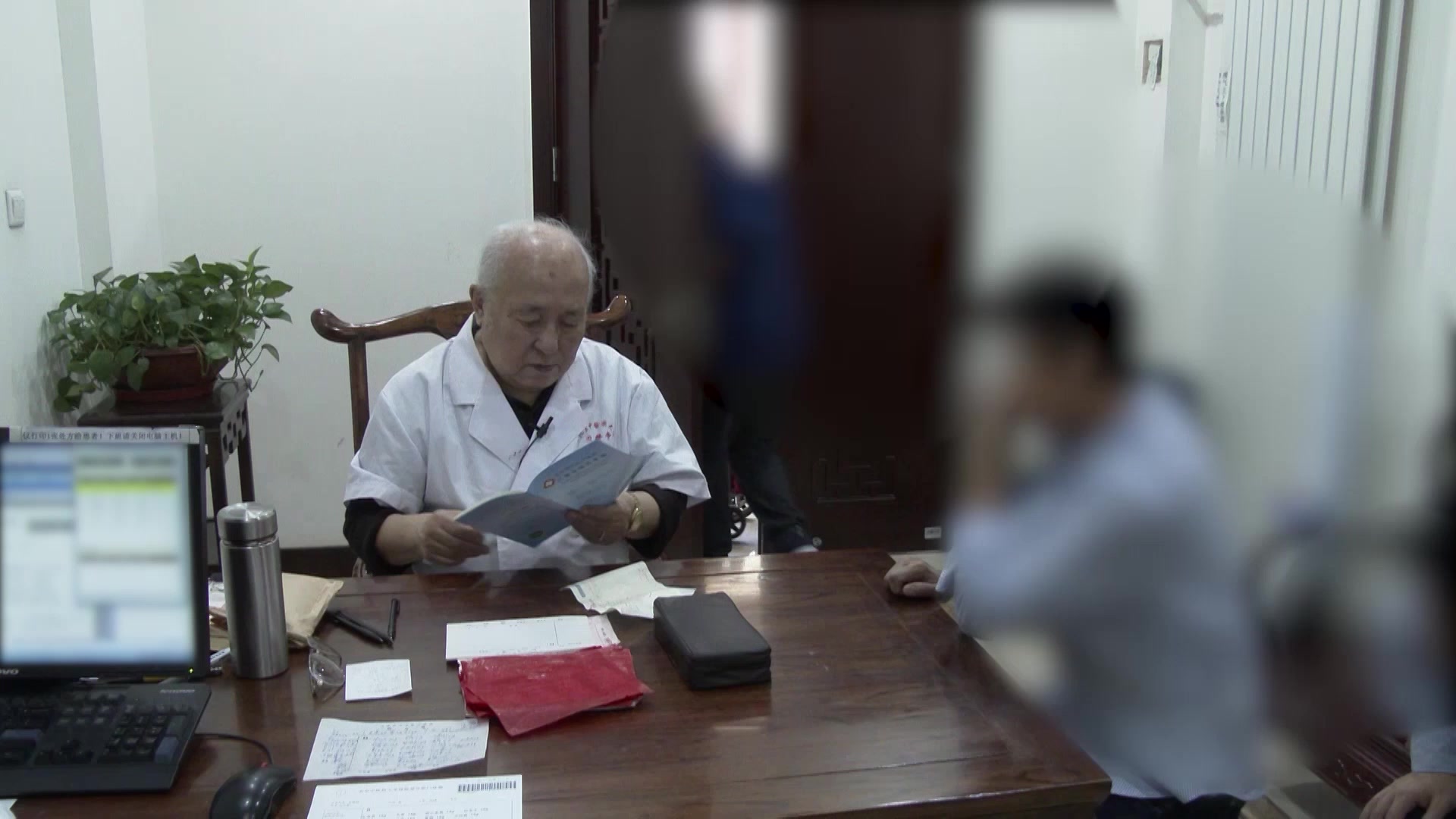 阴虚内热湿热下注：62岁女性五心烦热失眠伴足部湿疹的滋阴清热化湿法