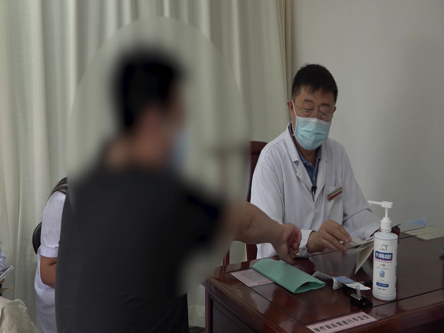 湿热蕴肤：43岁男性湿疹反复发作伴手足发热的清热利湿凉血法