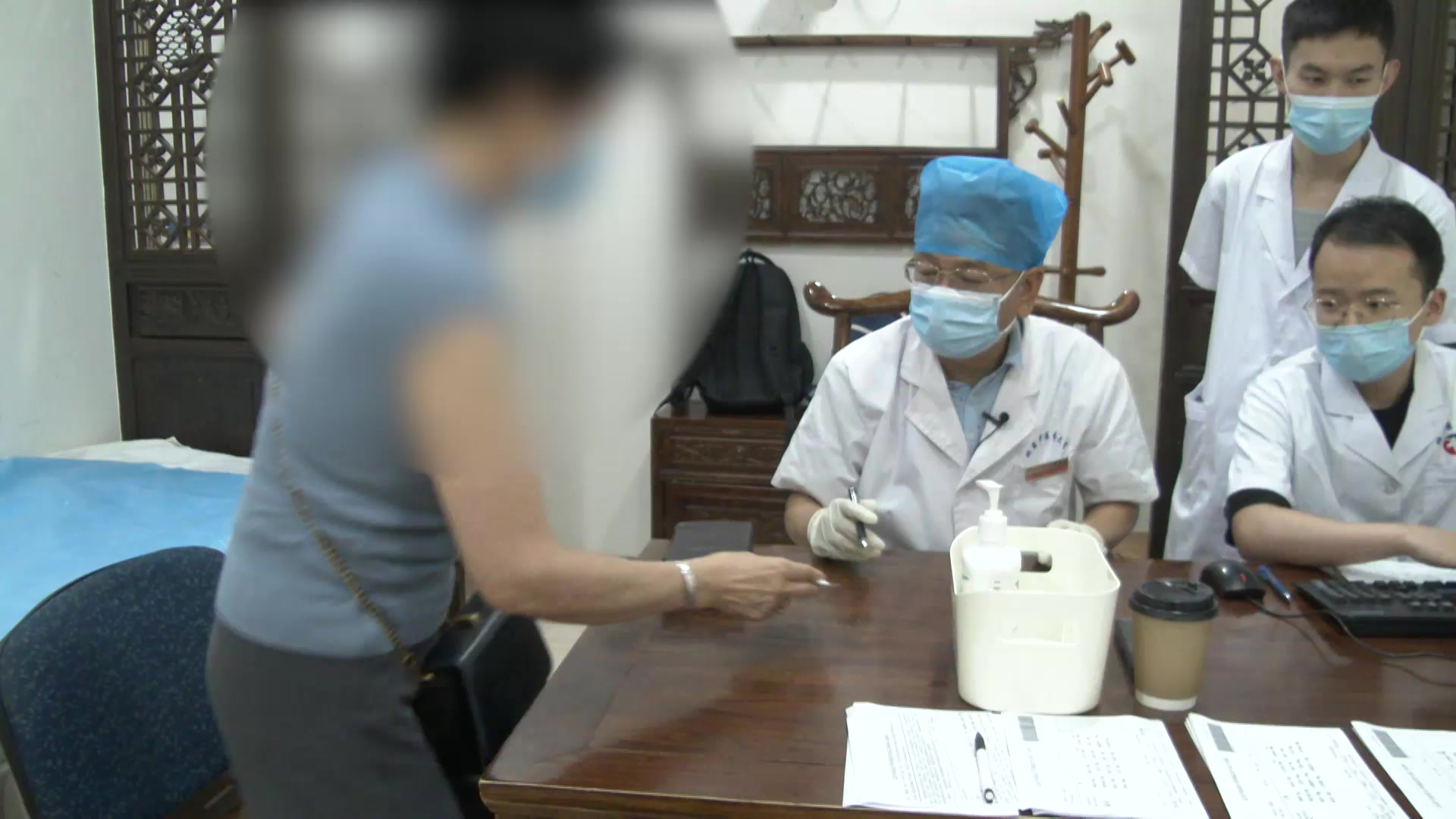 肝肾阴虚肝阳上亢：57岁女性失眠伴上热下寒之滋阴潜阳活血法