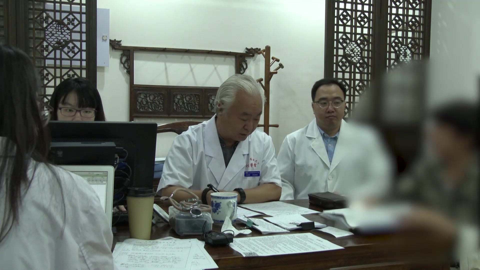 肝胃不和寒热错杂：61岁女性胆囊术后胃胀头胀的清上温下法